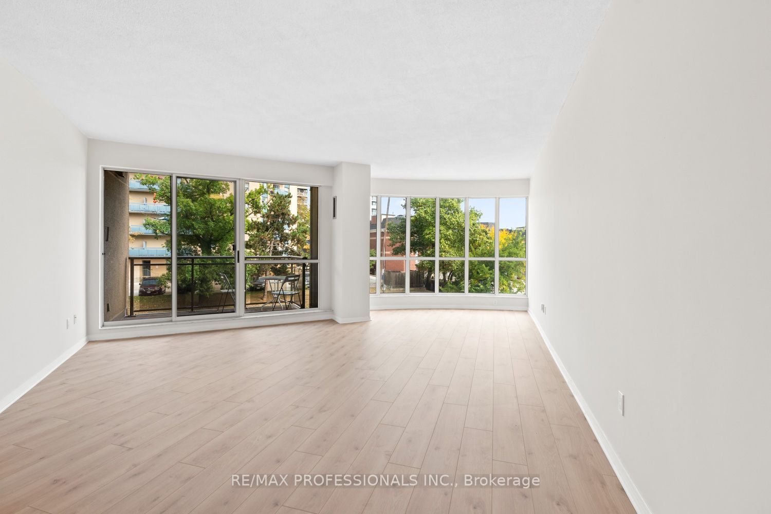 2511 Lakeshore Road W 311