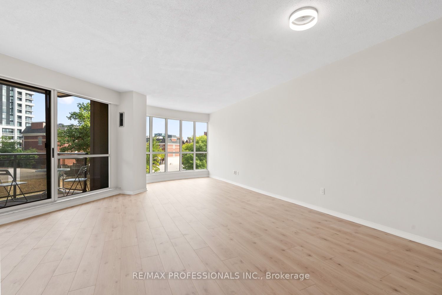 2511 Lakeshore Road W 311