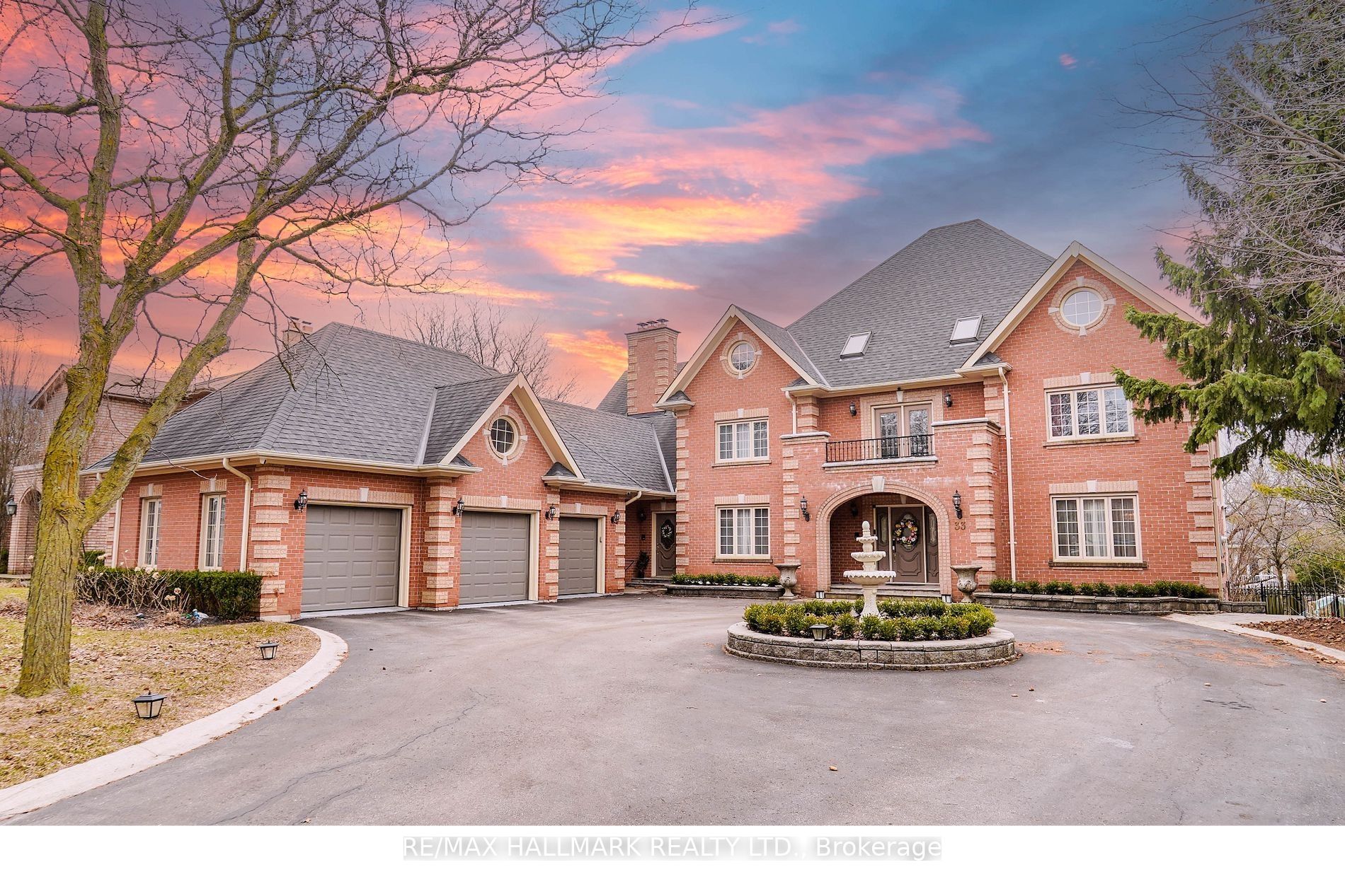Photo 1 of 49 — 33 Oatlands Crescent, Richmond Hill, ON L4C 9P1