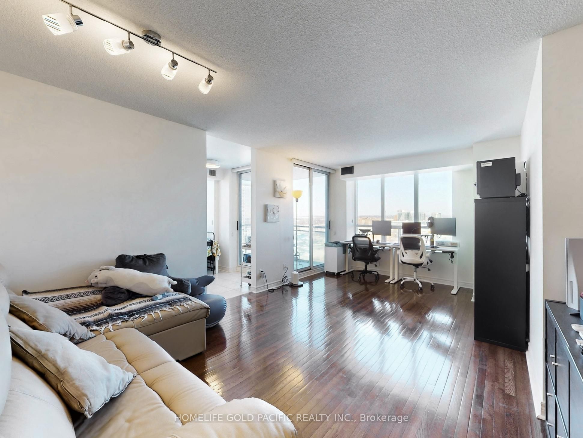 350 Red Maple Road 1211