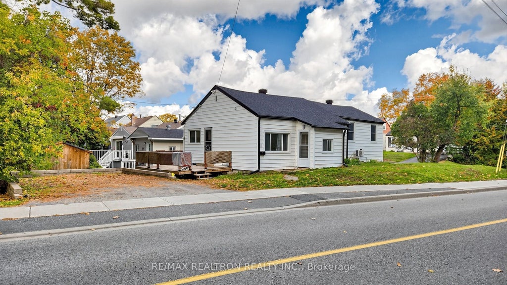 Photo of 31 Isabella Street, Parry Sound, ON P2A 1M2 (MLS # X14032198)