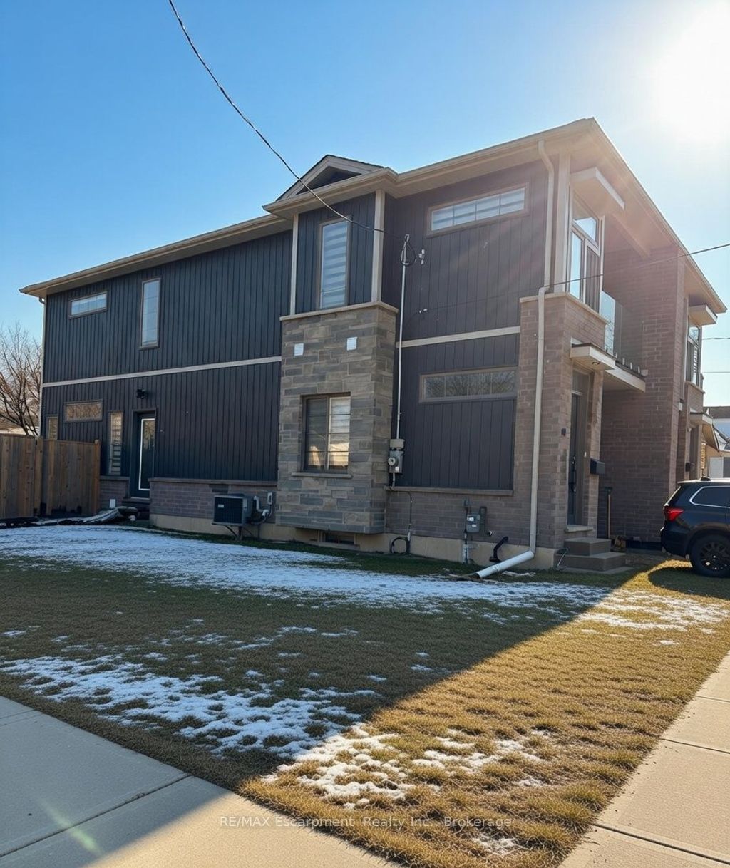Photo of 60 Park Avenue, St. Catharines, ON L2P 1R2 (MLS # X12820512)