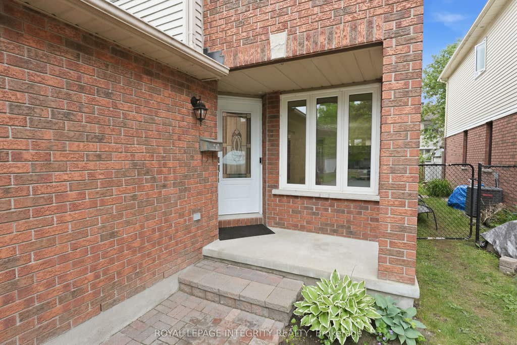 Photo of 76 Hunterswood Crescent, Hunt Club - South Keys and Area, ON K1G 5V9 (MLS # X13217410)