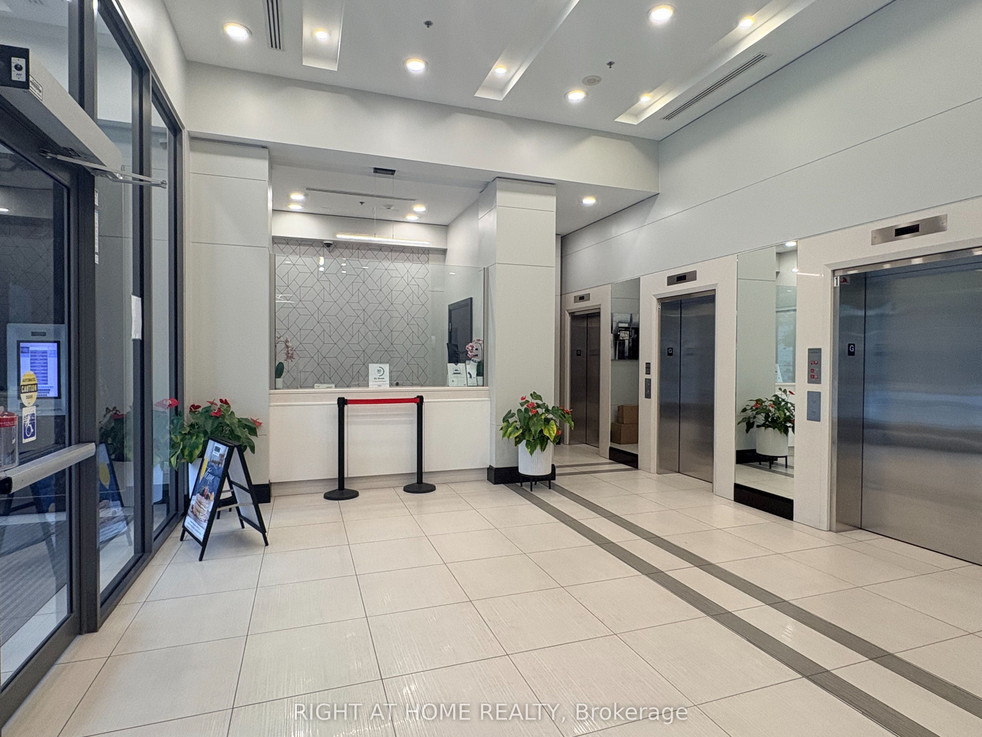 25 Lower Simcoe Street 1208