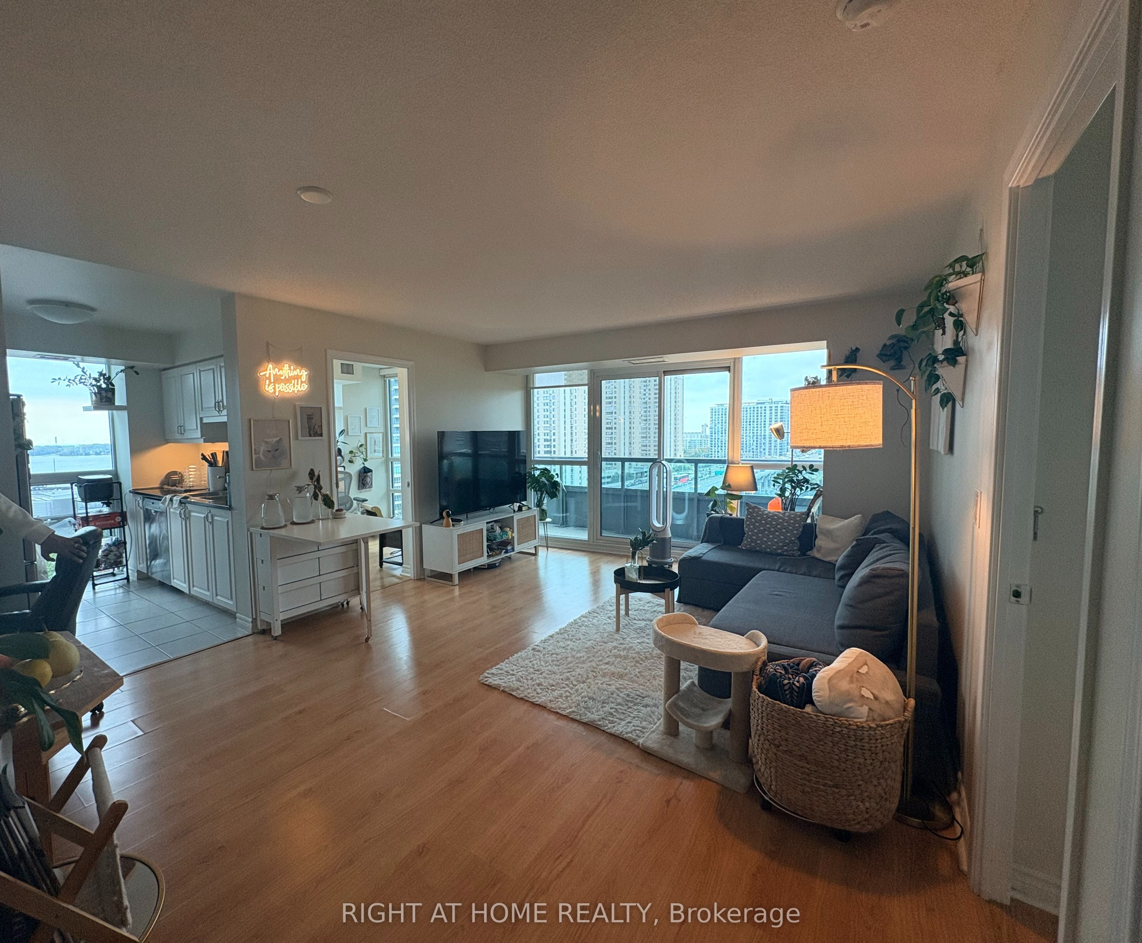 25 Lower Simcoe Street 1208