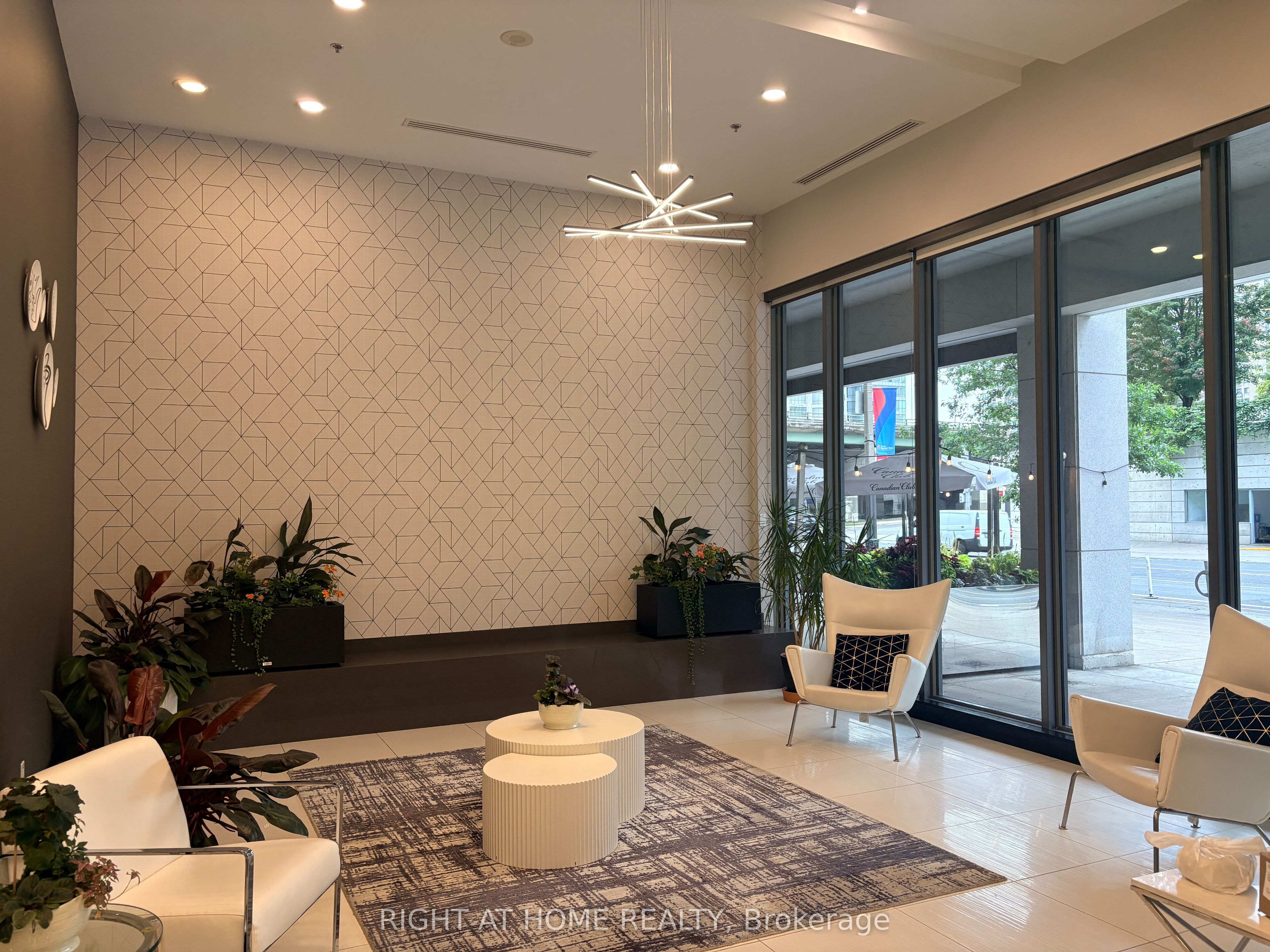 25 Lower Simcoe Street 1208