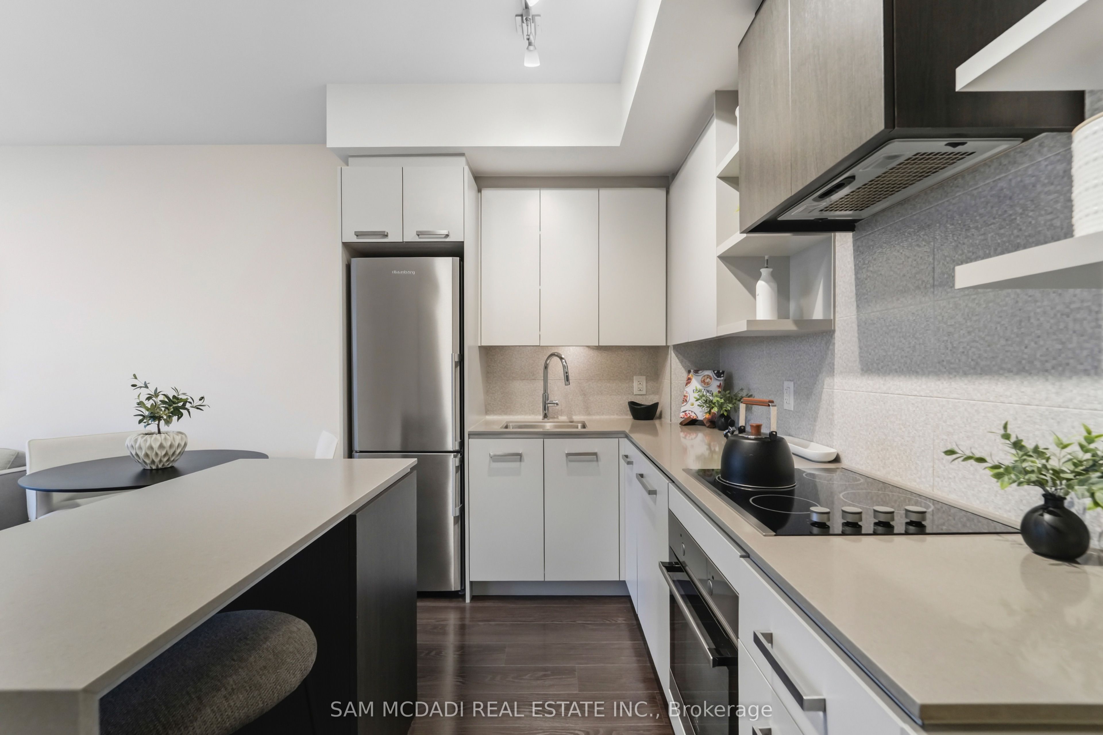 1830 Bloor Street W 817