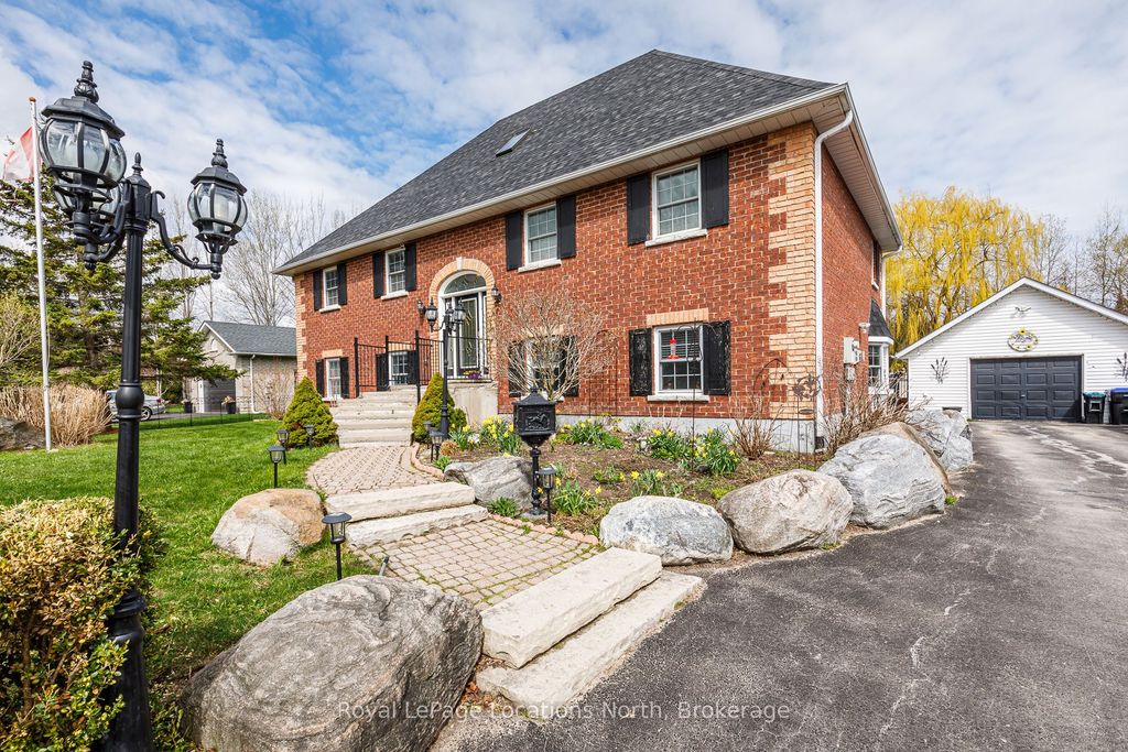Photo of 63 BROADVIEW Street, Collingwood, ON L9Y 0X2 (MLS # S13078390)