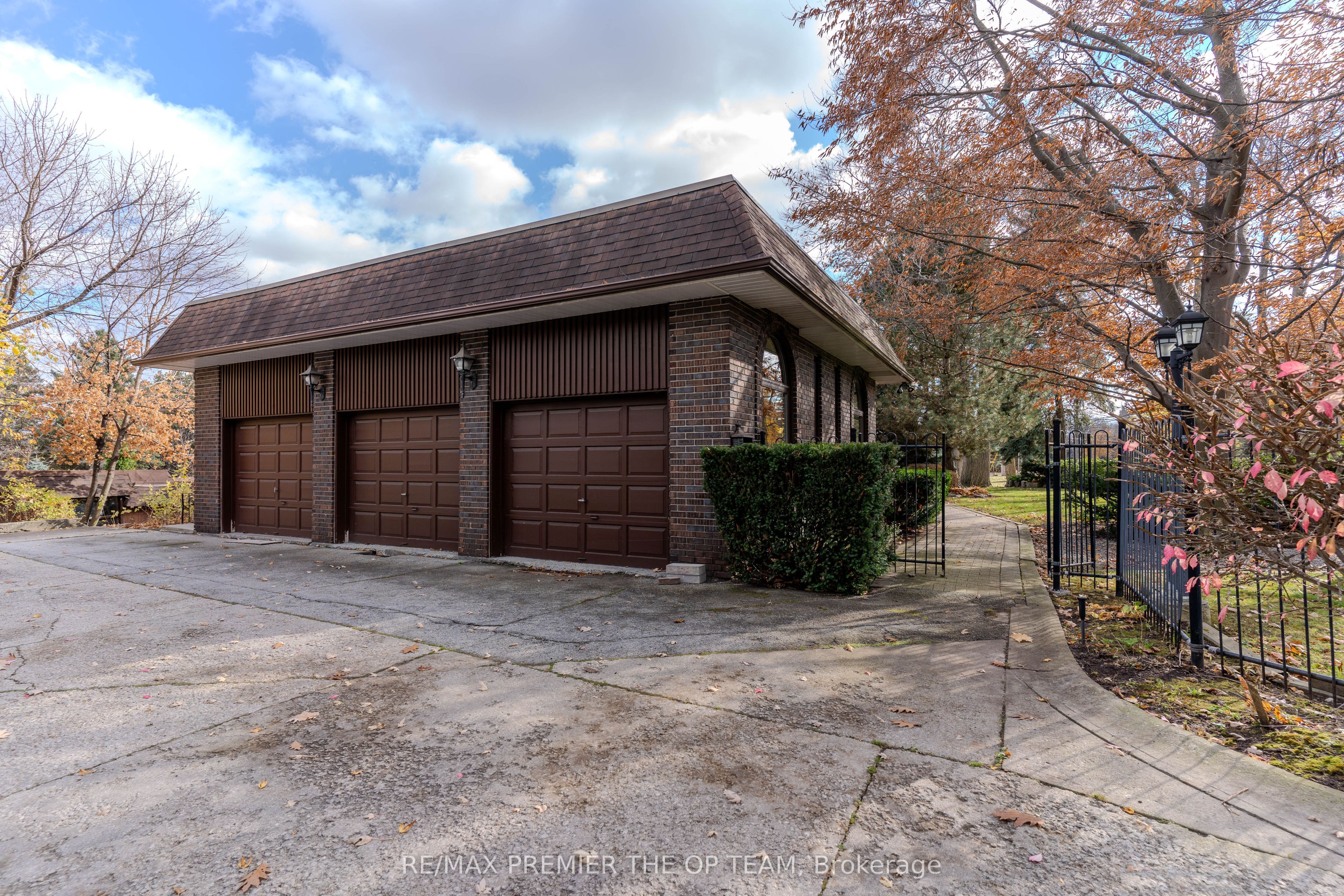 261 Sylvadene Parkway