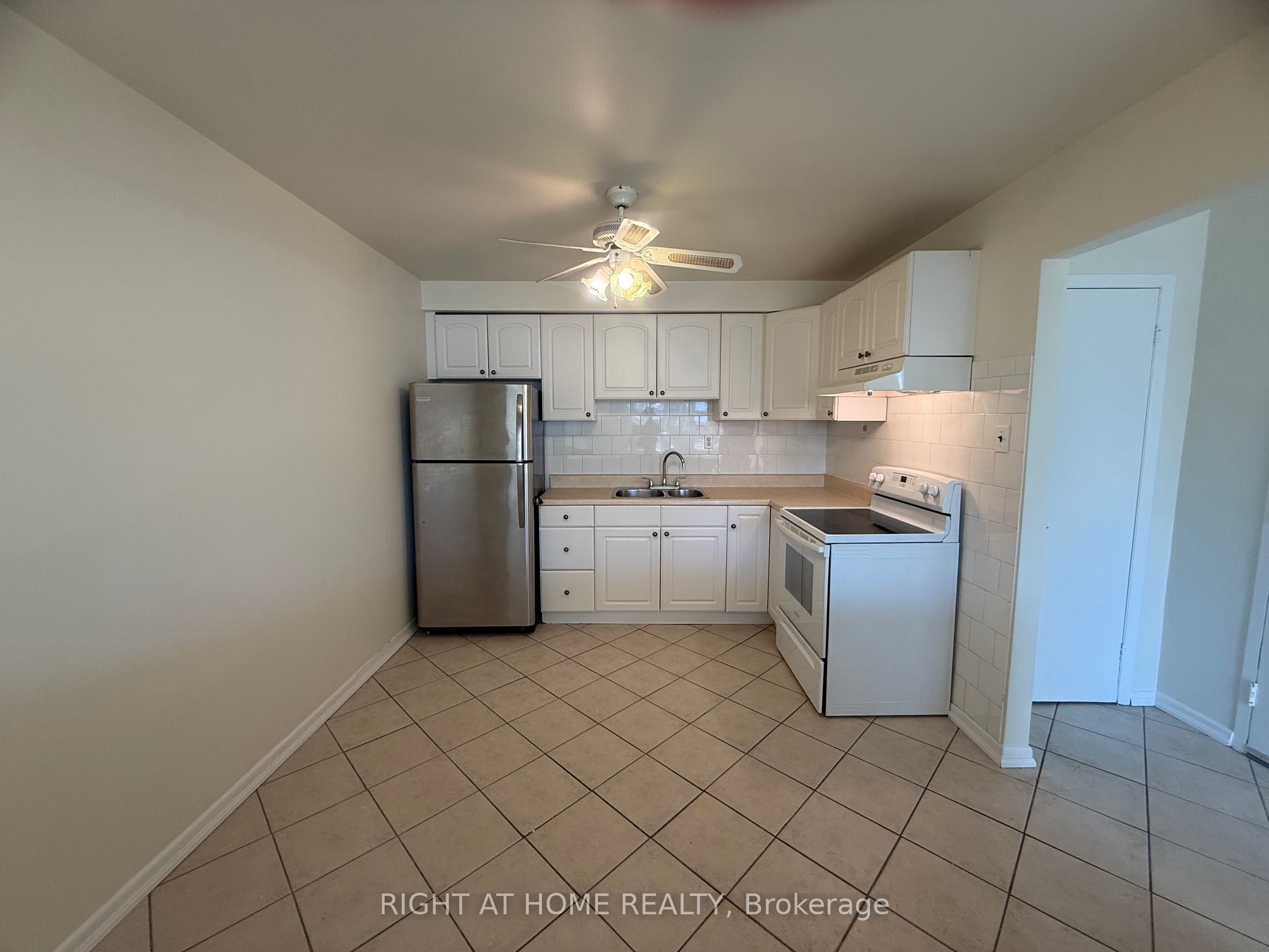 1852 Lakeshore Road W 2