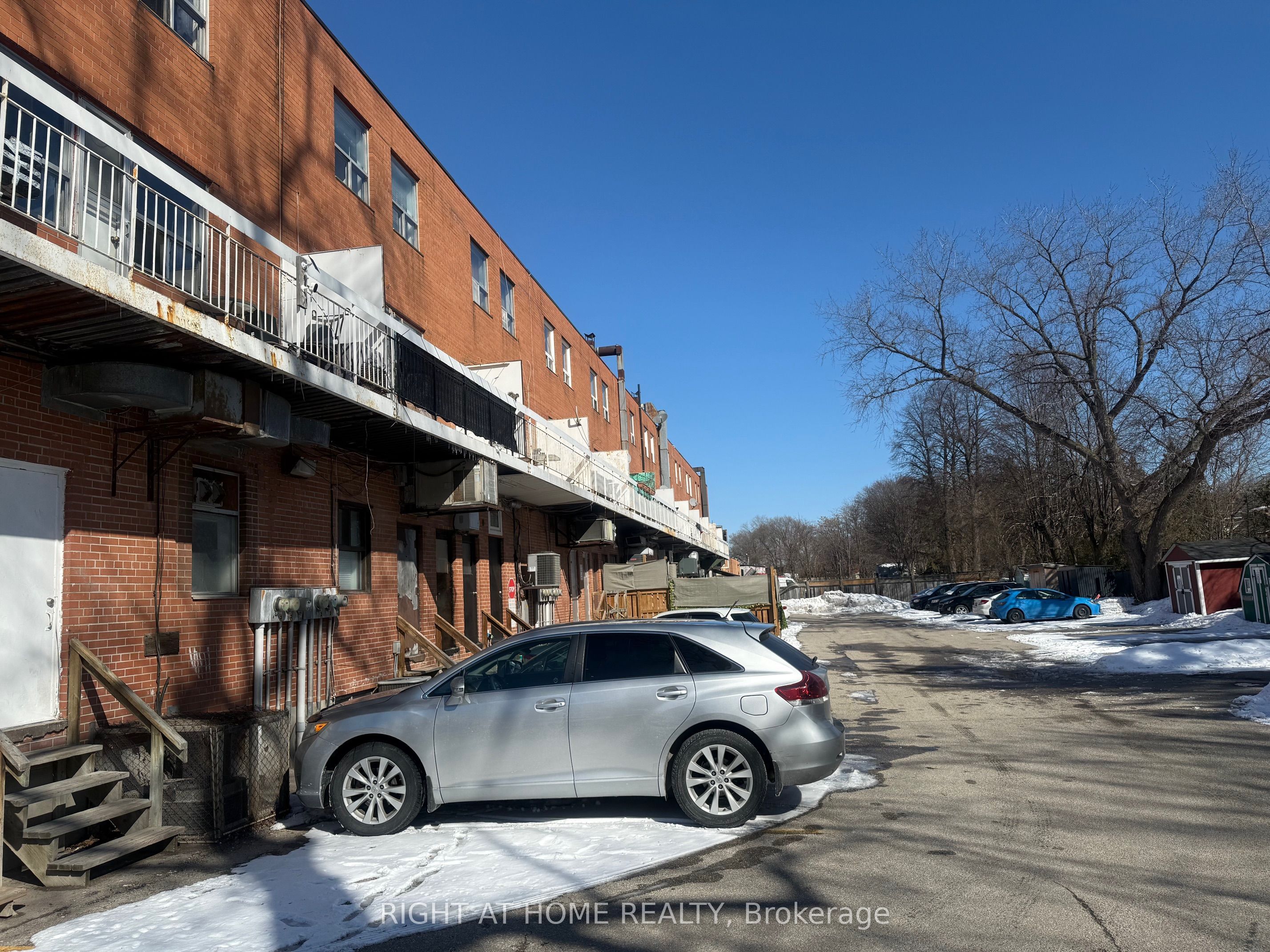 1852 Lakeshore Road W 2