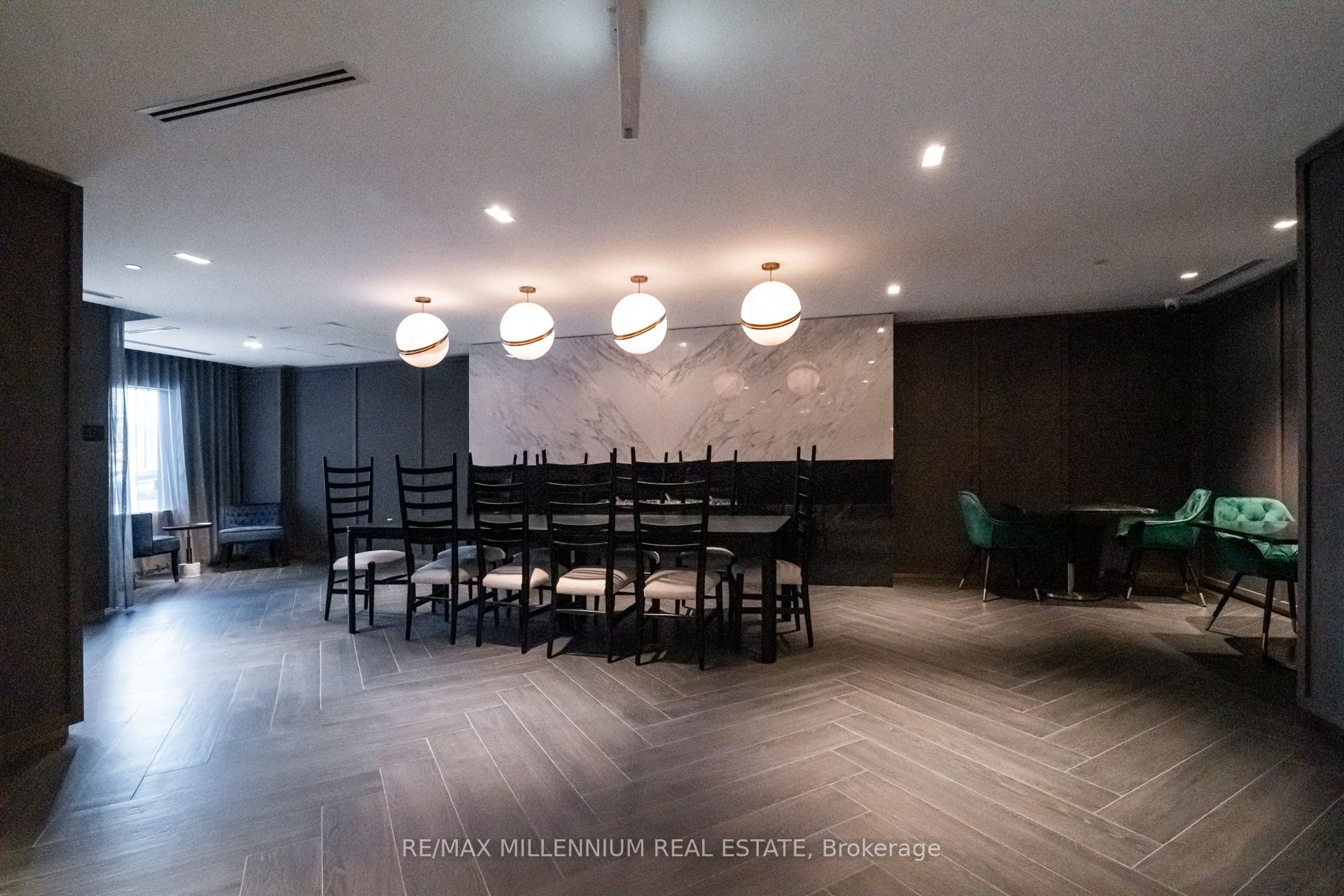 395 Dundas Street W 531