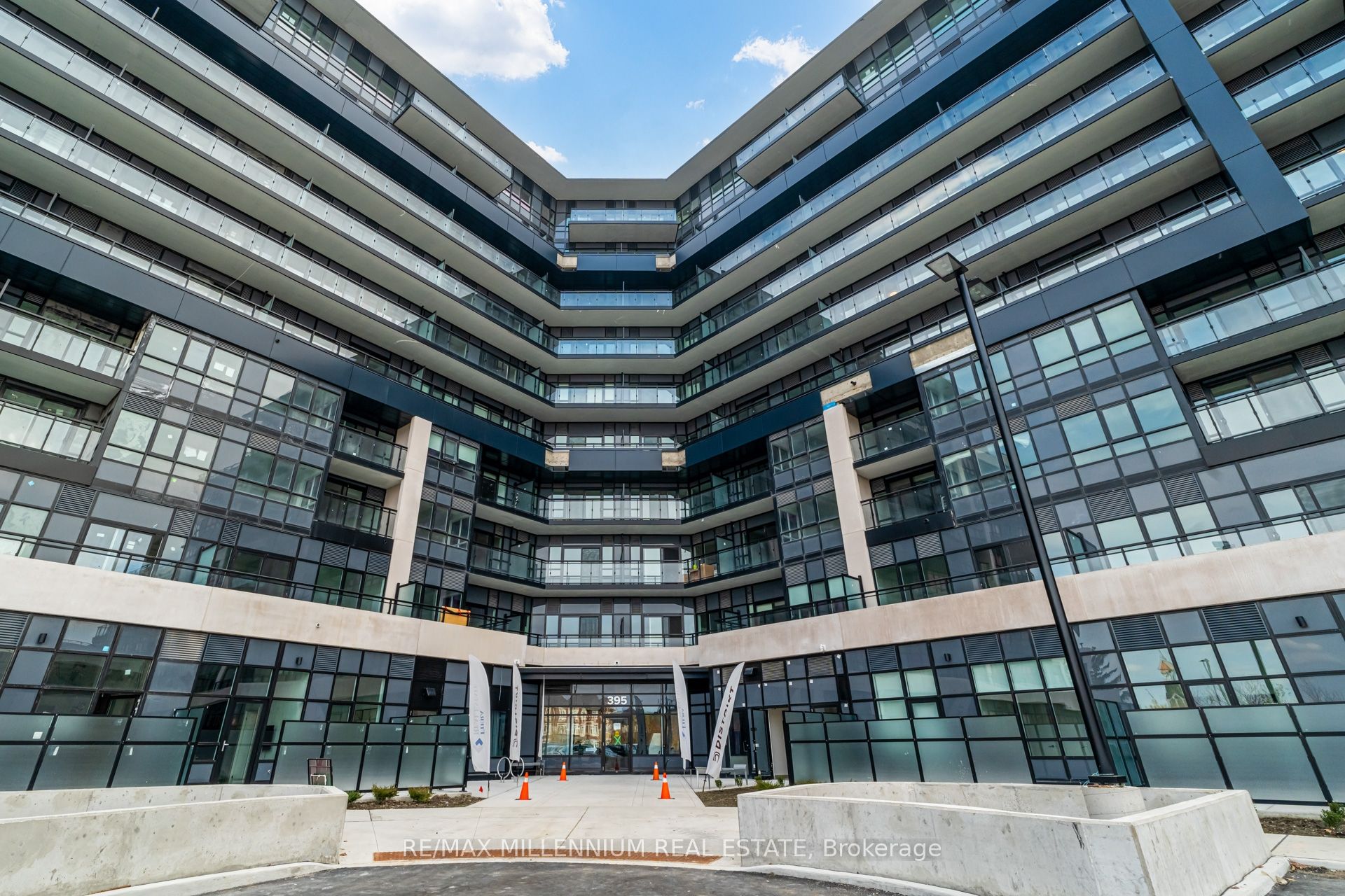 395 Dundas Street W 531