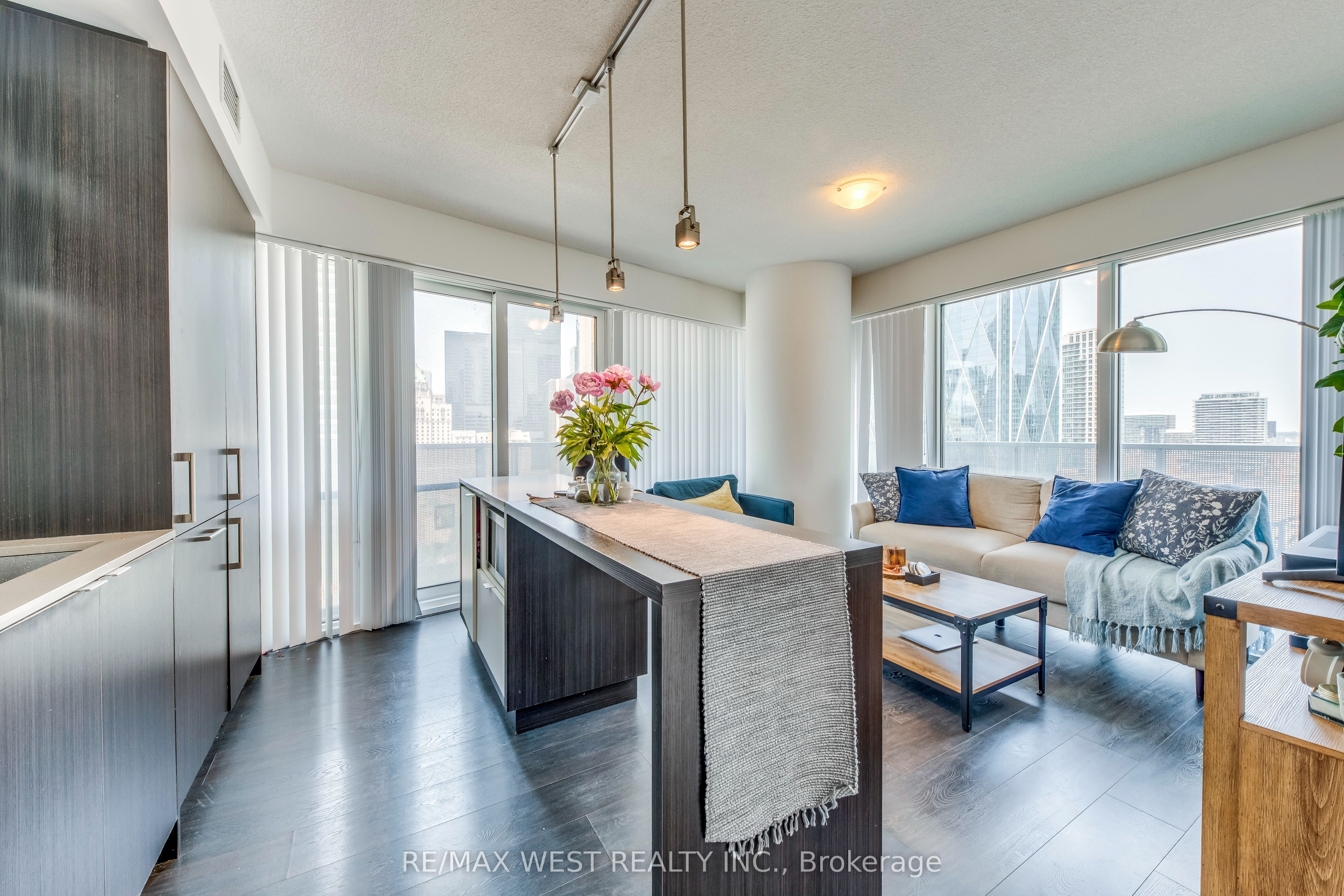 100 Harbour Street 2004