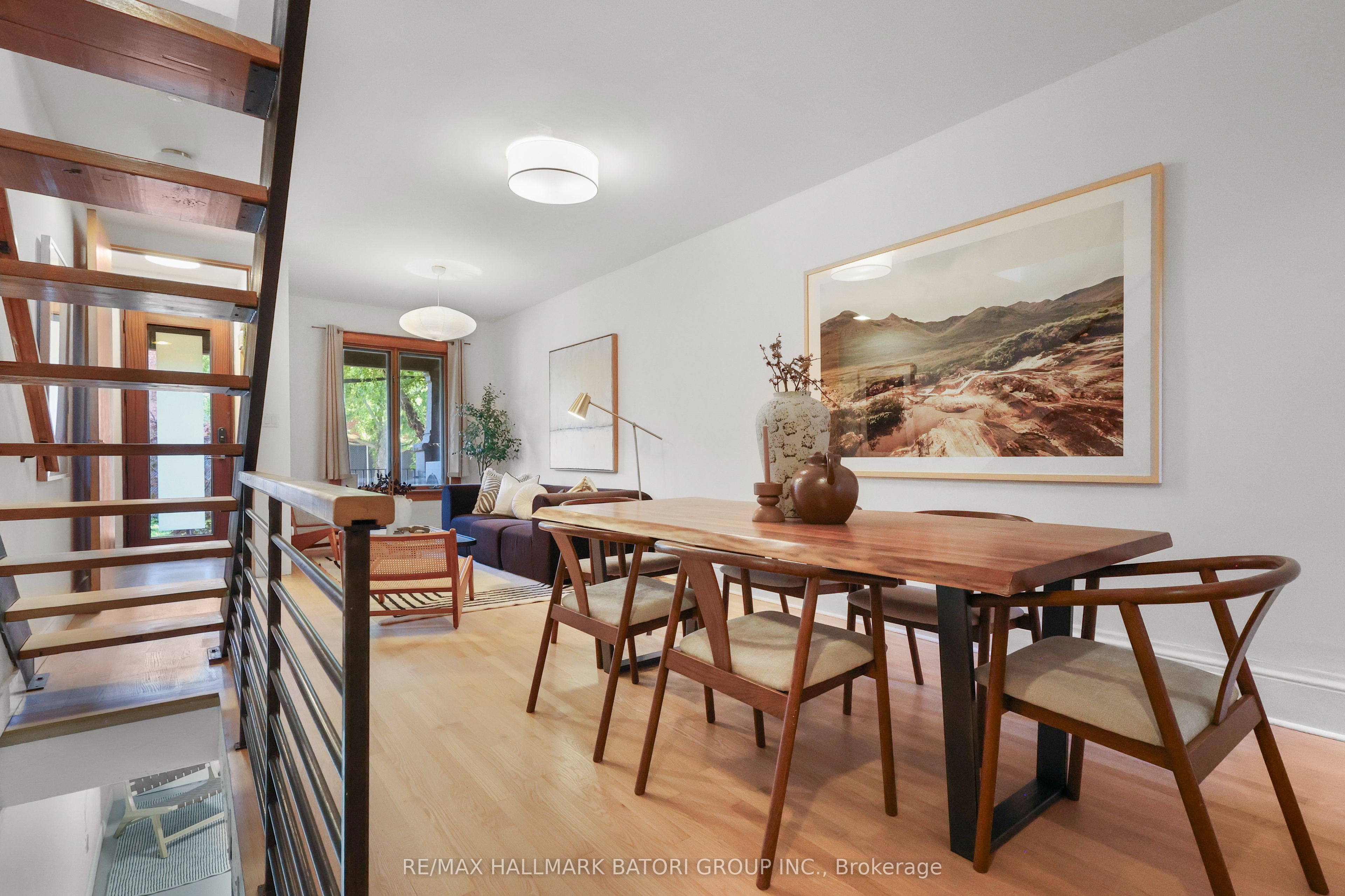 652 Richmond Street W