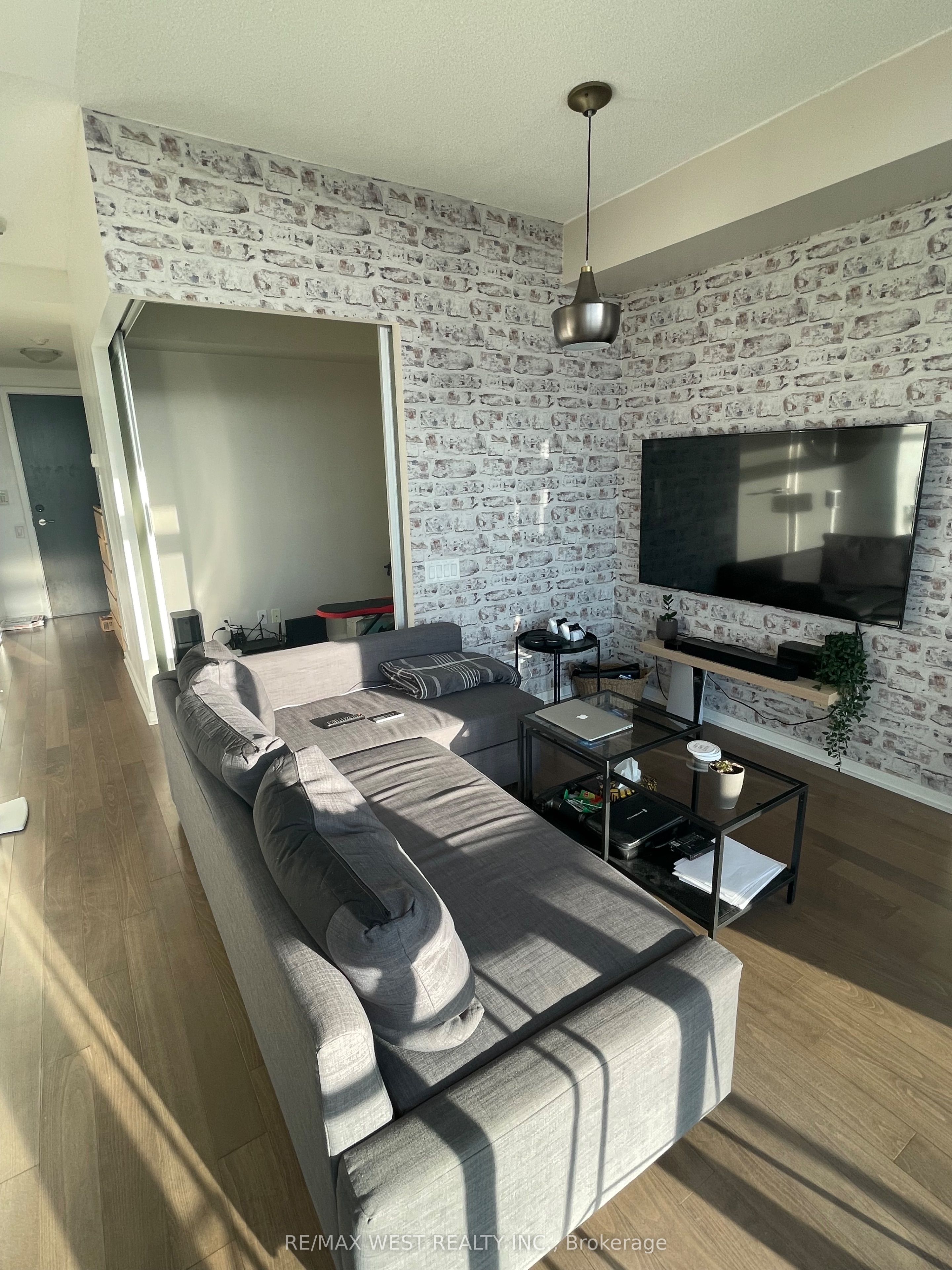 105 The Queensway Avenue W 1805