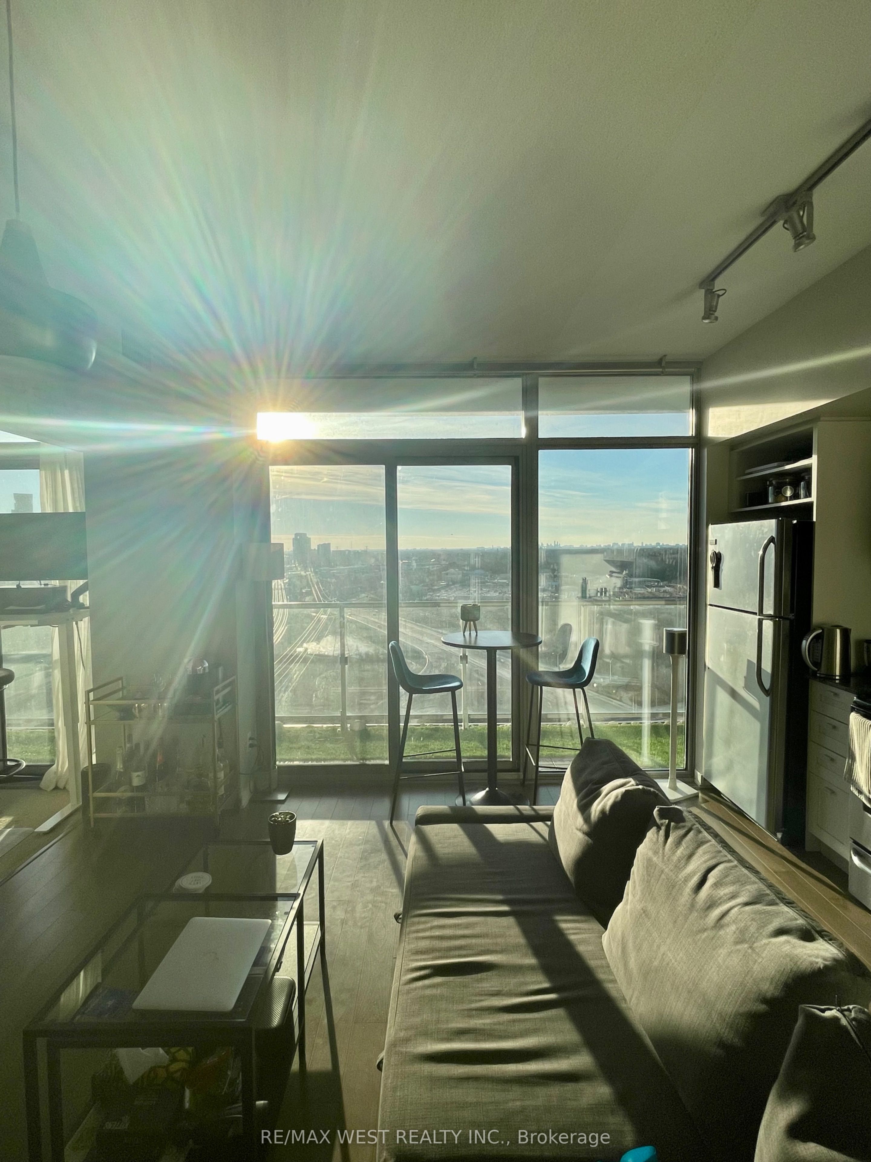 105 The Queensway Avenue W 1805