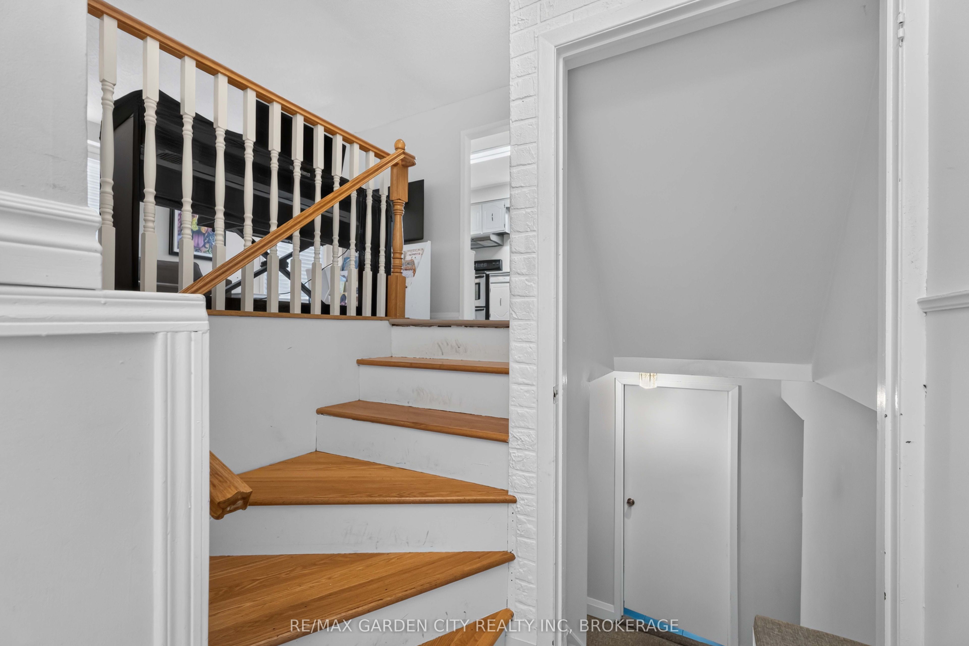 3 FALLINGBROOK Drive