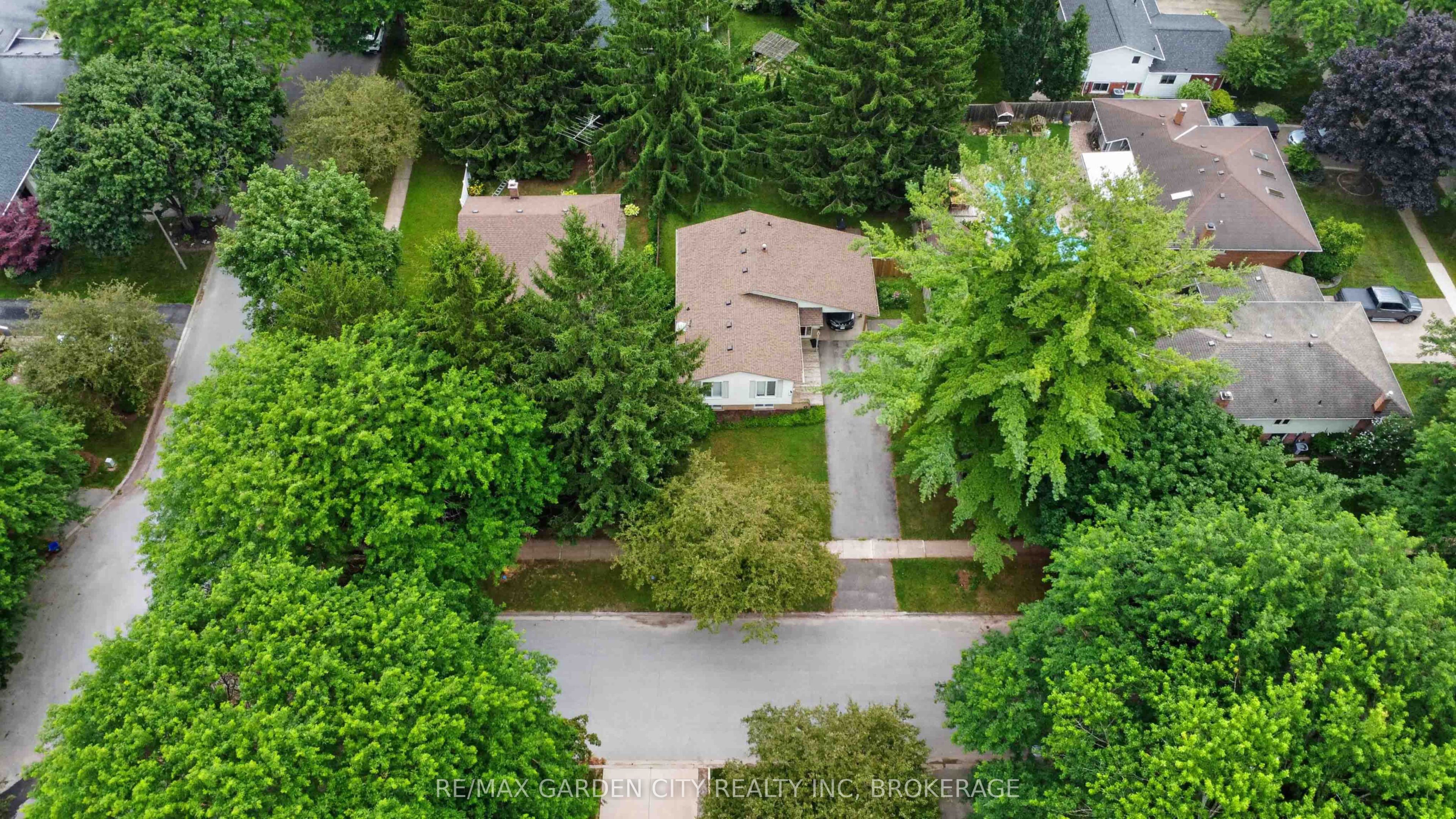 3 FALLINGBROOK Drive