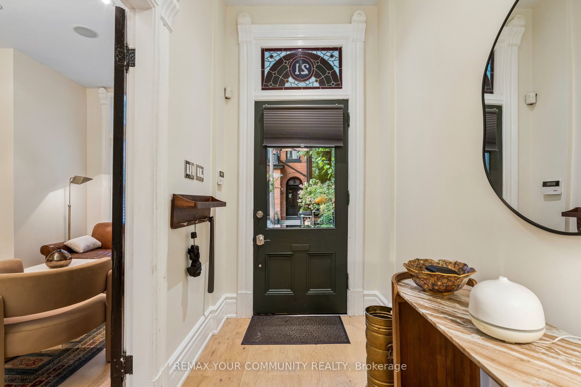 21 Laurier Avenue E