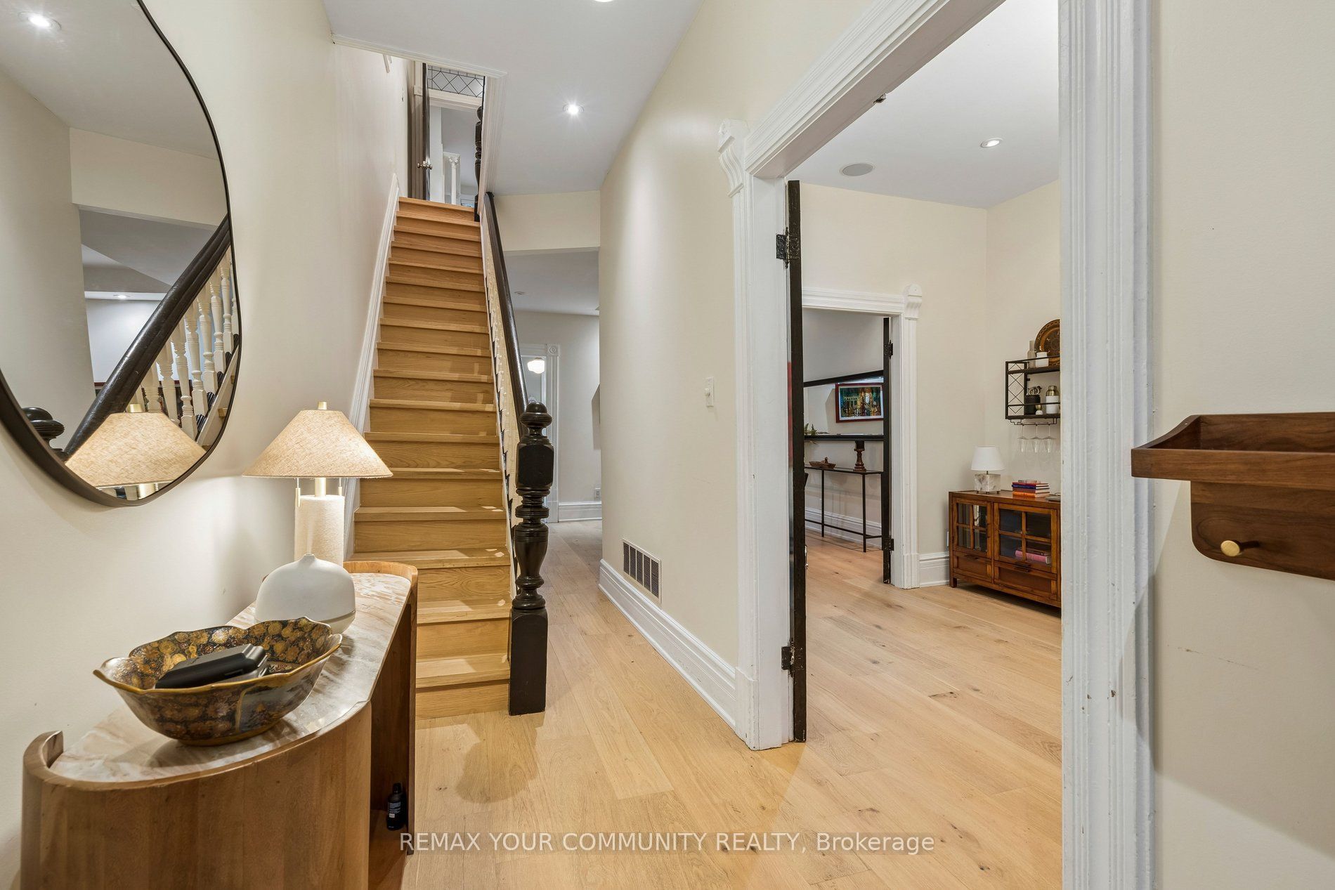 21 Laurier Avenue E