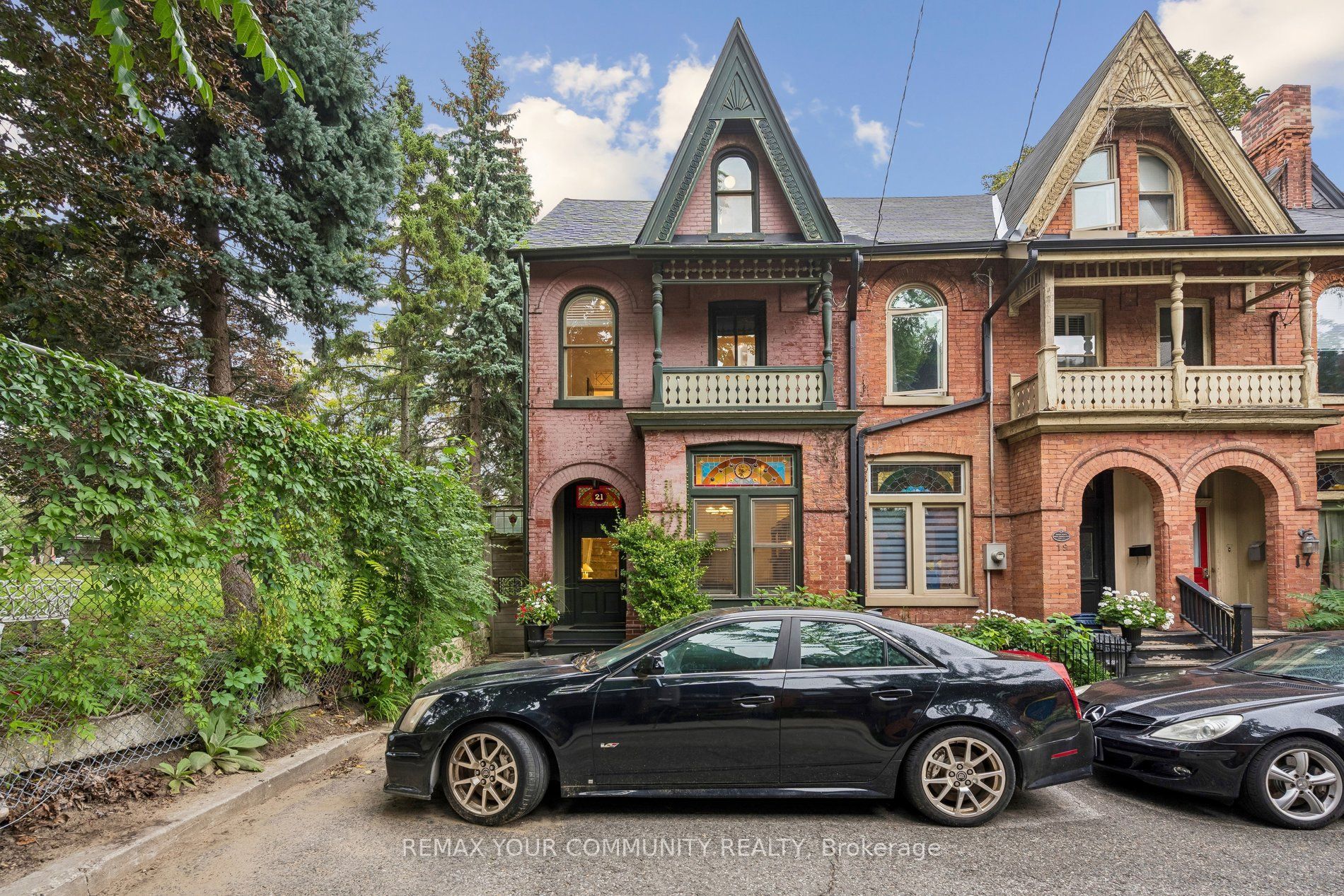 21 Laurier Avenue E