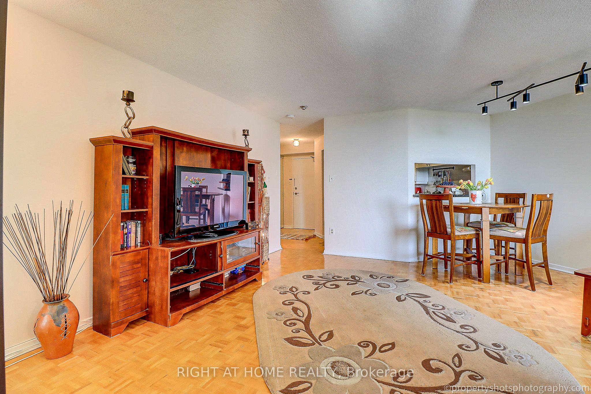 77 Maitland Place 1703