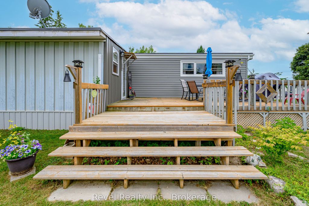 Photo of 4 HOMEWOOD Avenue, Kawartha Lakes, ON K9V 0H5 (MLS # X13539668)