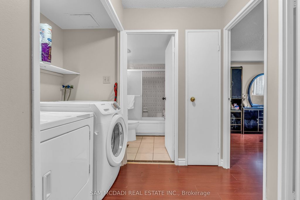 Photo of 3590 Kaneff Crescent #605, Mississauga, ON K5A 3X3 (MLS # W12651086)