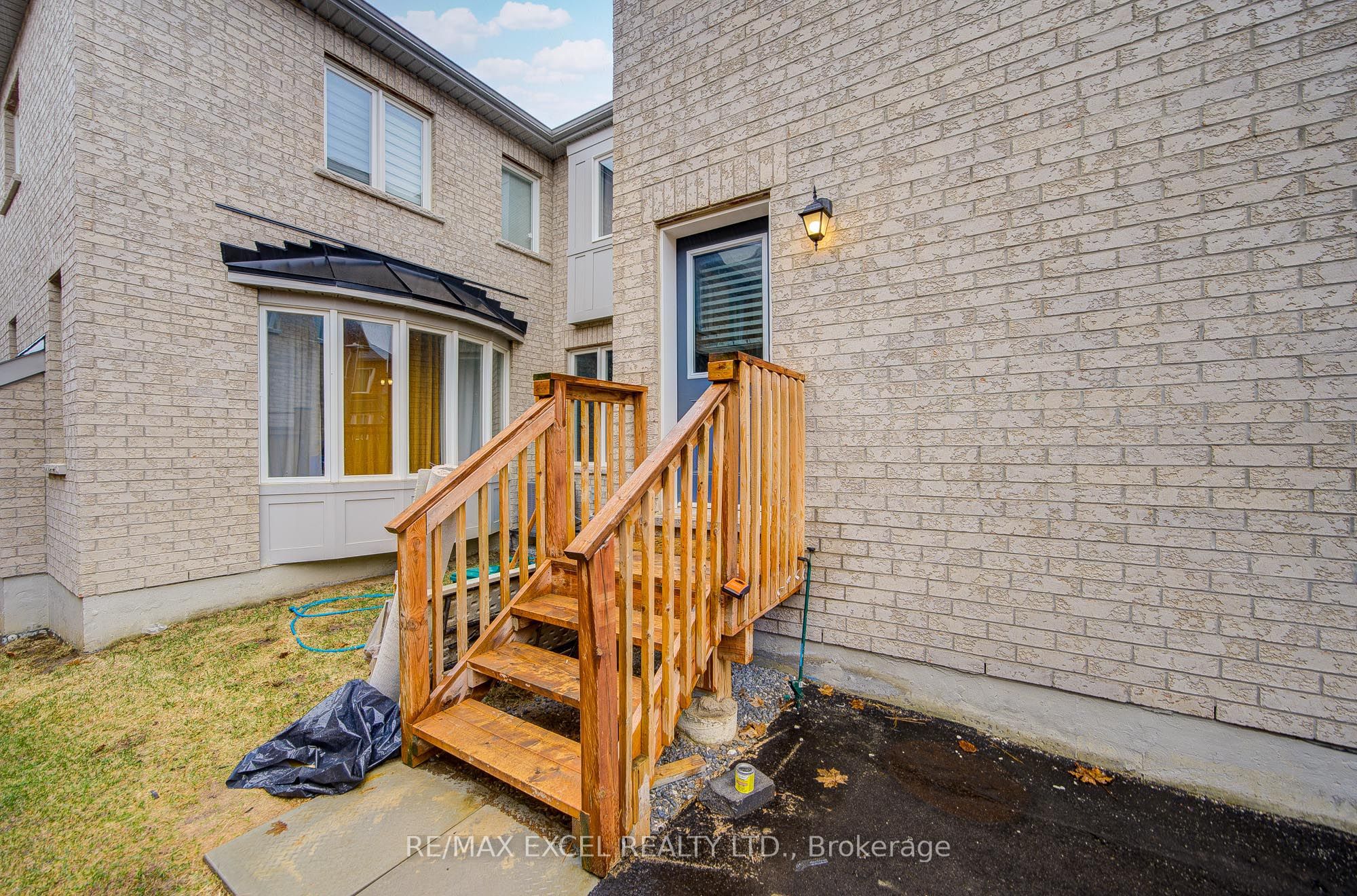 172 Webb Street Coach