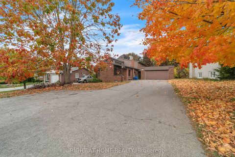 Photo of 1015 Davis Drive, Newmarket, ON L3Y 2R8 (MLS # N12472643)