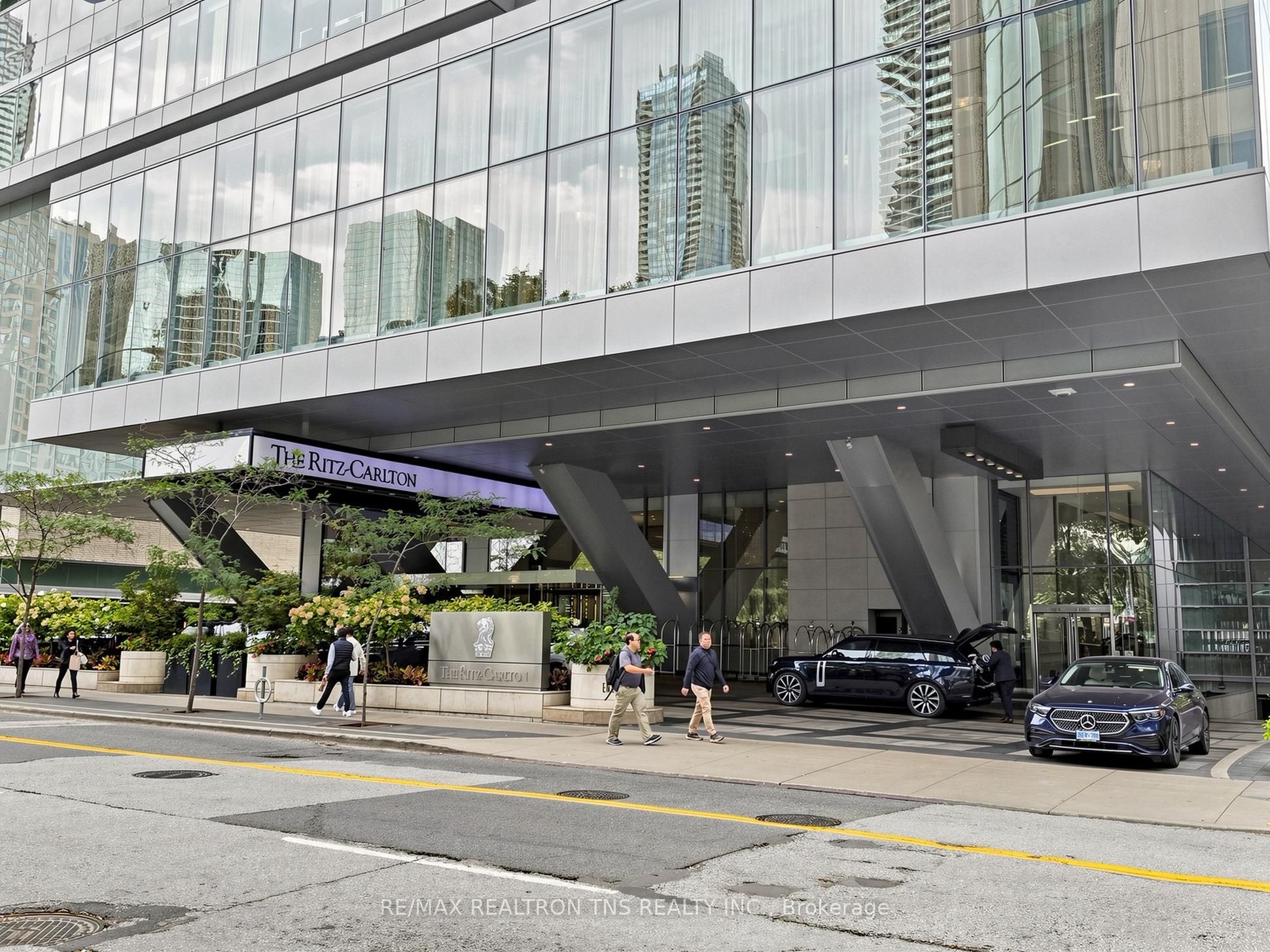 183 Wellington Street W 3803