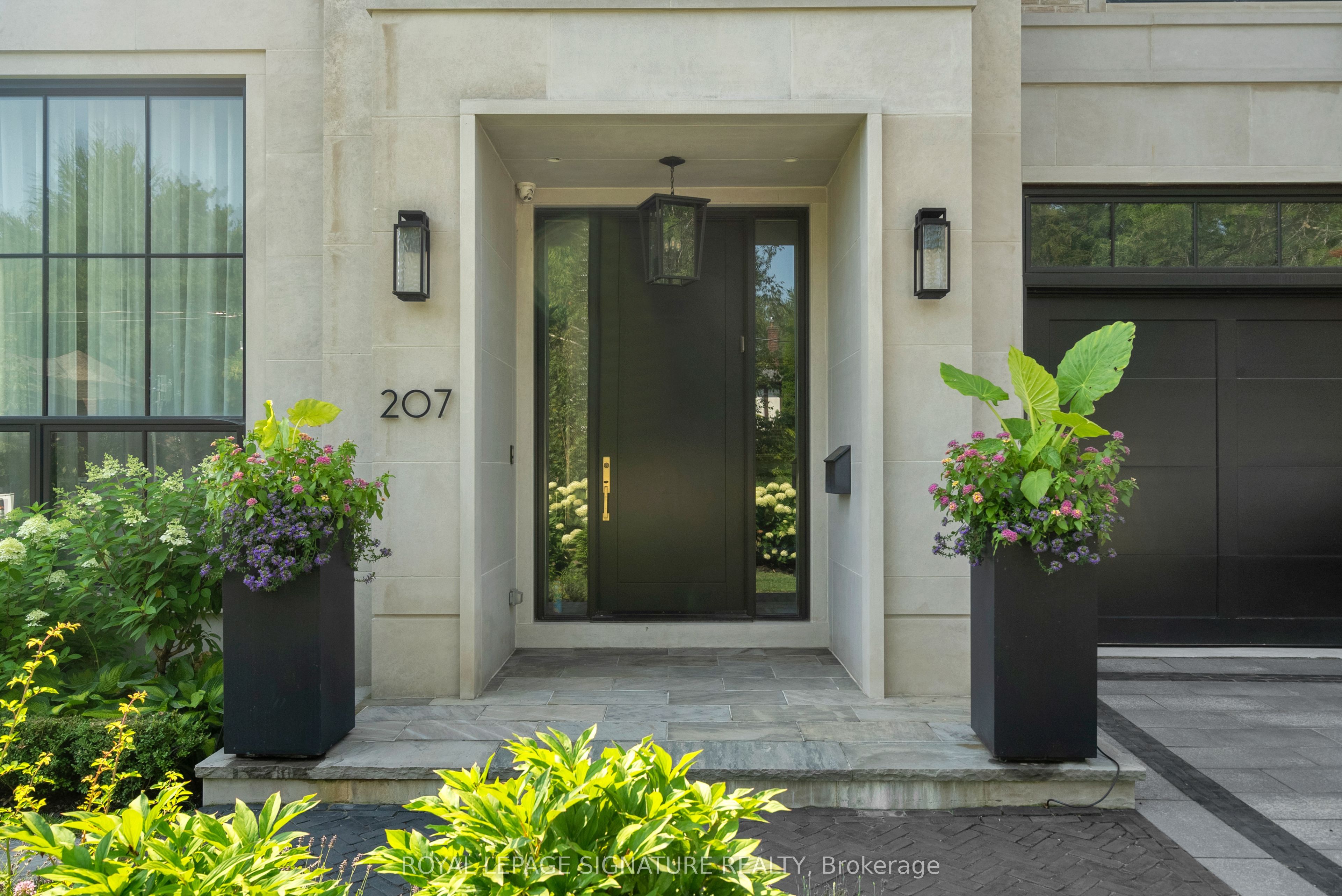207 Strathallan Boulevard