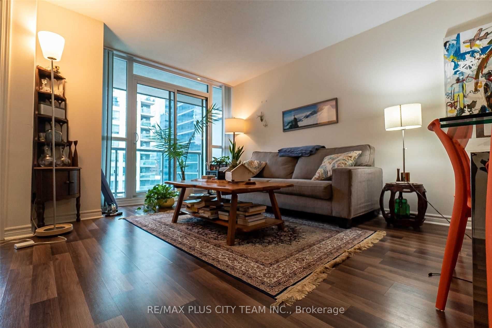 19 Grand Trunk Crescent 1103