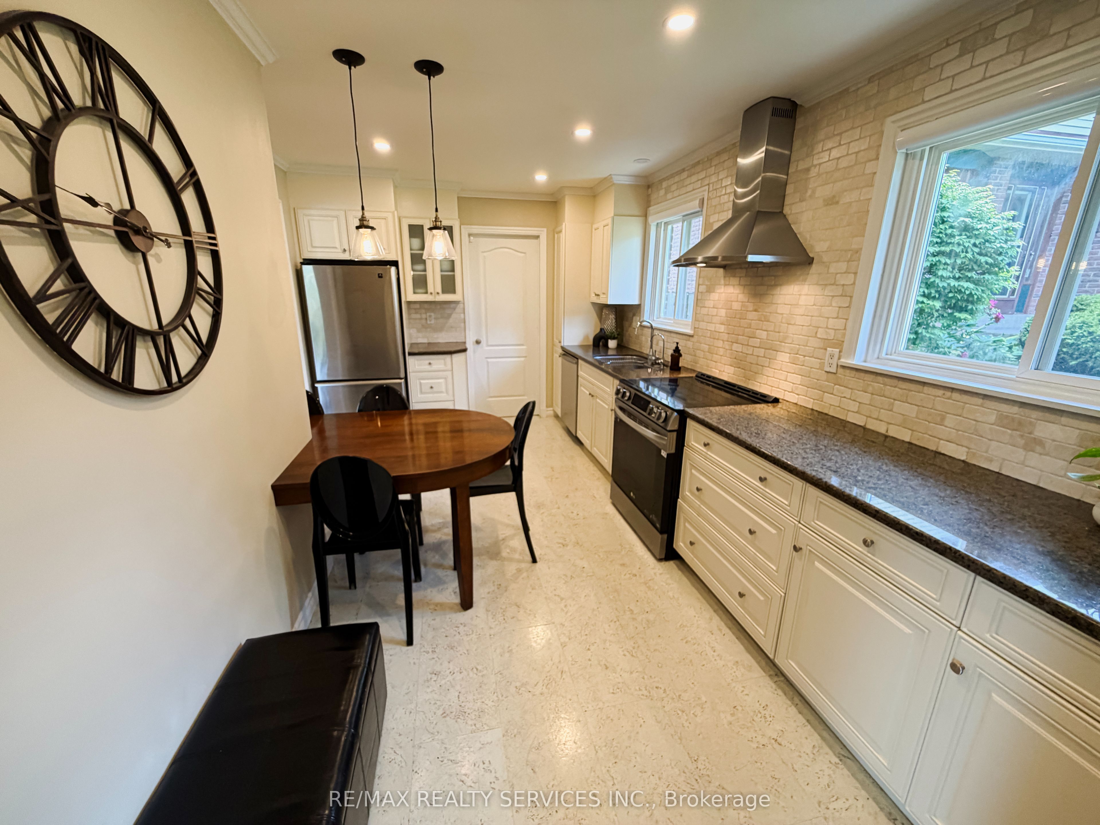 238 Laurier Avenue S