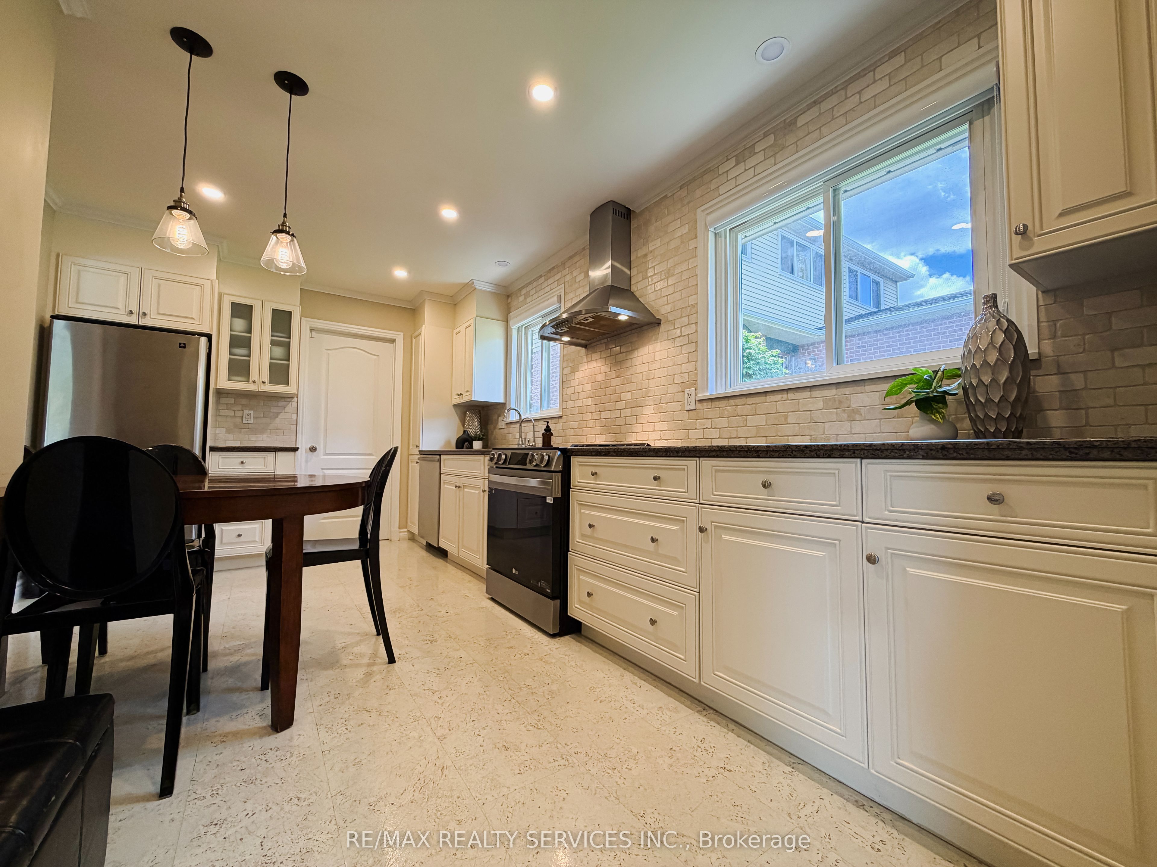 238 Laurier Avenue S