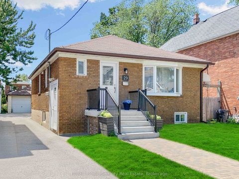 29 Morland Road Lower Toronto ON M6S 2M7