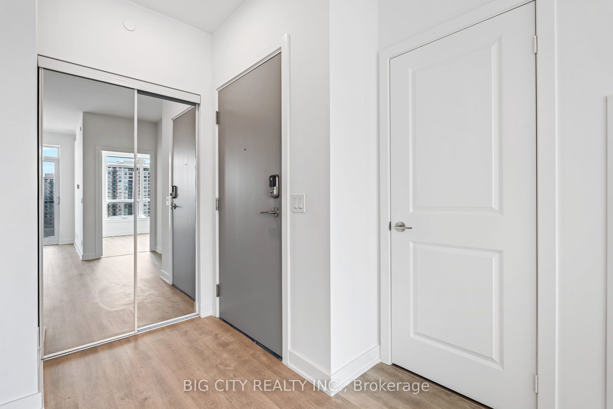 50 Upper Mall Way 906B