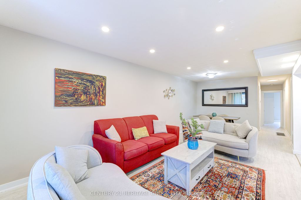 Photo of 82 Harrison Drive, Newmarket, ON L3Y 4P4 (MLS # N12616786)