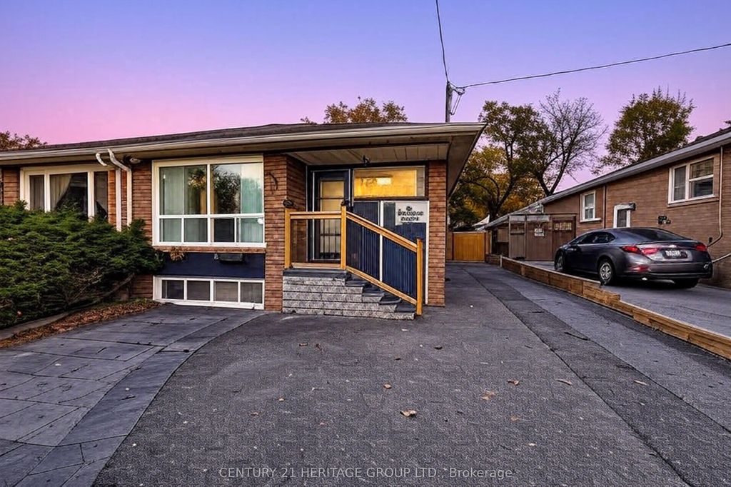 Photo of 82 Harrison Drive, Newmarket, ON L3Y 4P4 (MLS # N12616786)