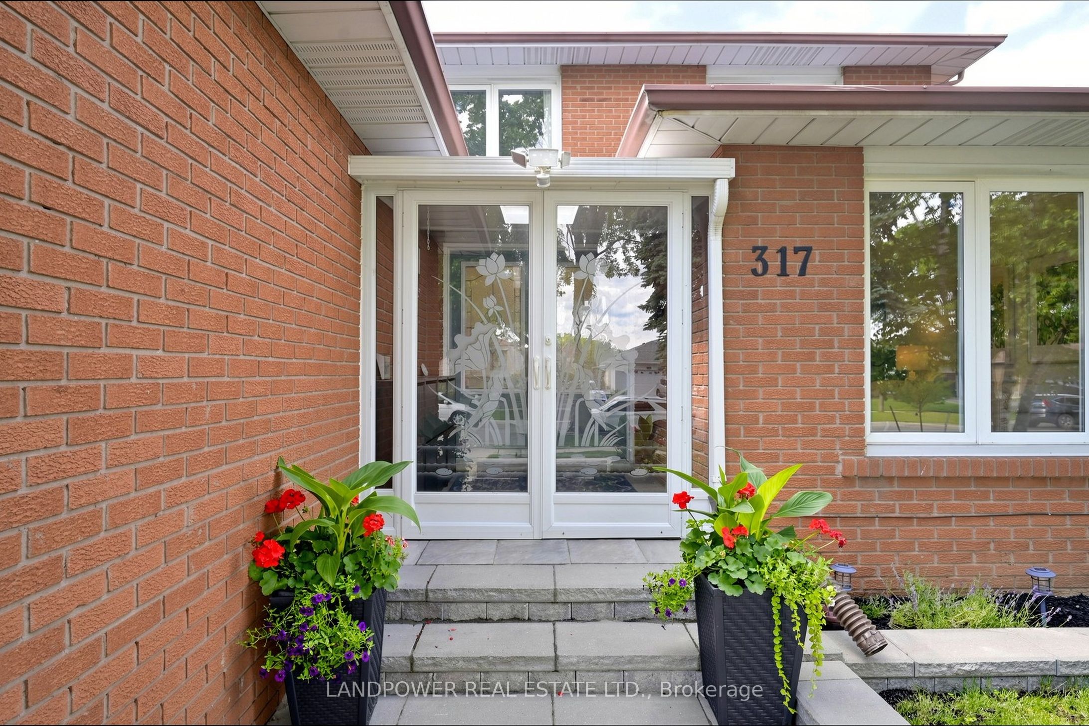 317 Paisley Boulevard W