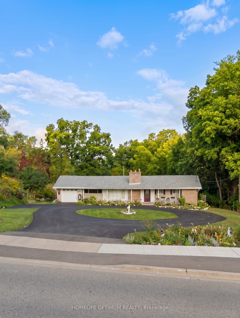 Photo of 400 Maple Avenue, Halton Hills, ON L7G 4S5 (MLS # W14091056)