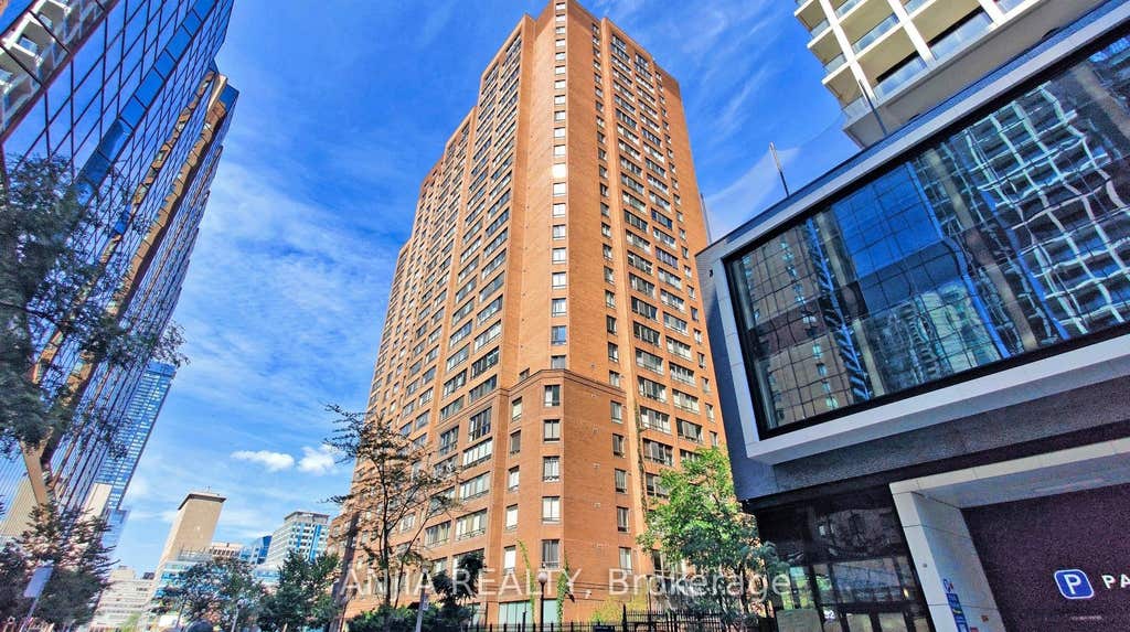 Photo of 633 Bay Street #912, Toronto, ON M5G 2G4 (MLS # C13665096)