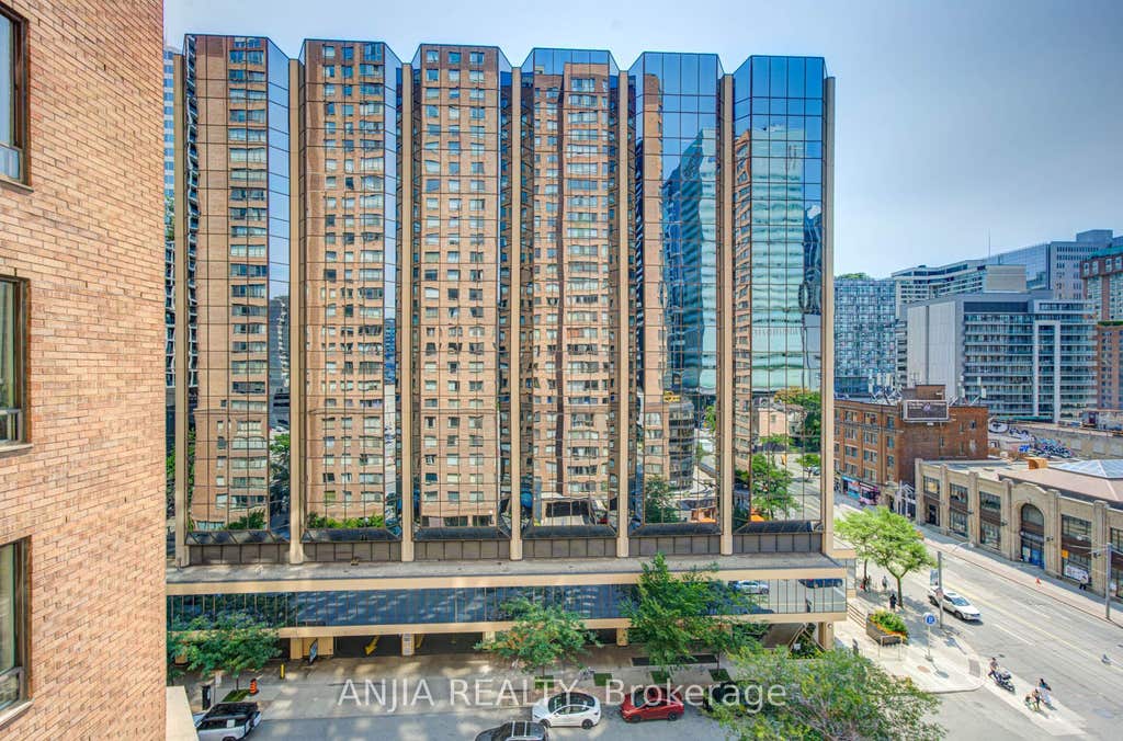 Photo of 633 Bay Street #912, Toronto, ON M5G 2G4 (MLS # C13665096)