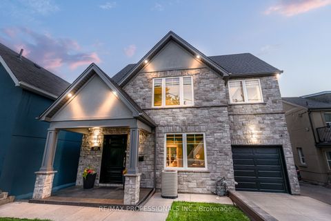 372 Silverthorn Avenue Toronto ON M6M 3G9