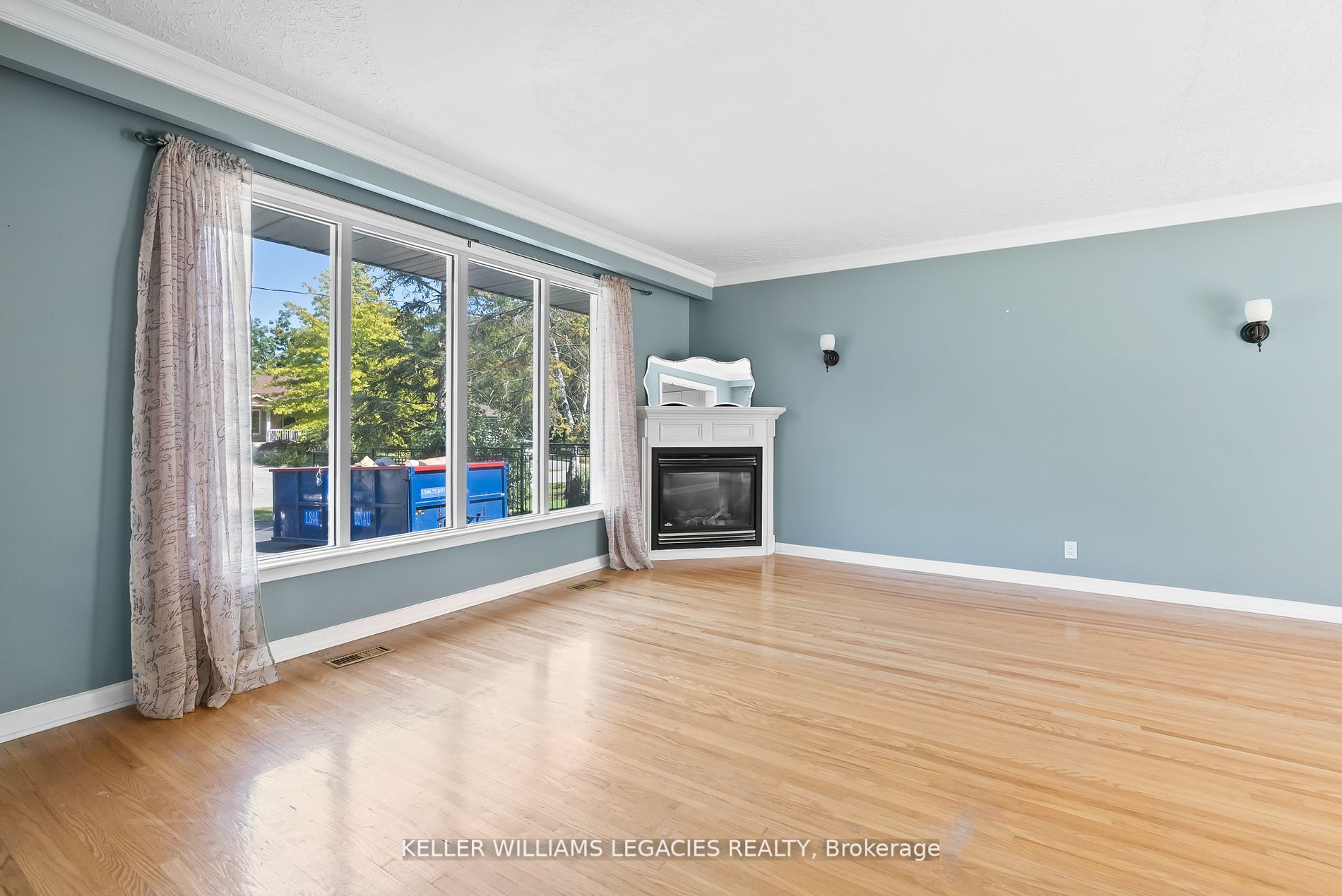576 Stephens Crescent Main Fl