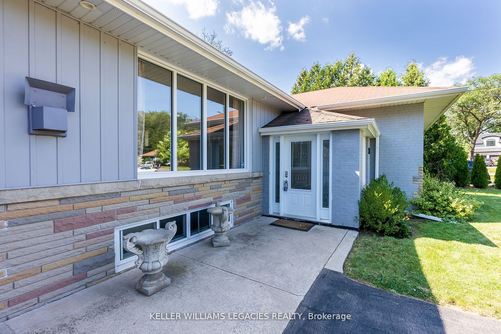 576 Stephens Crescent Main Fl