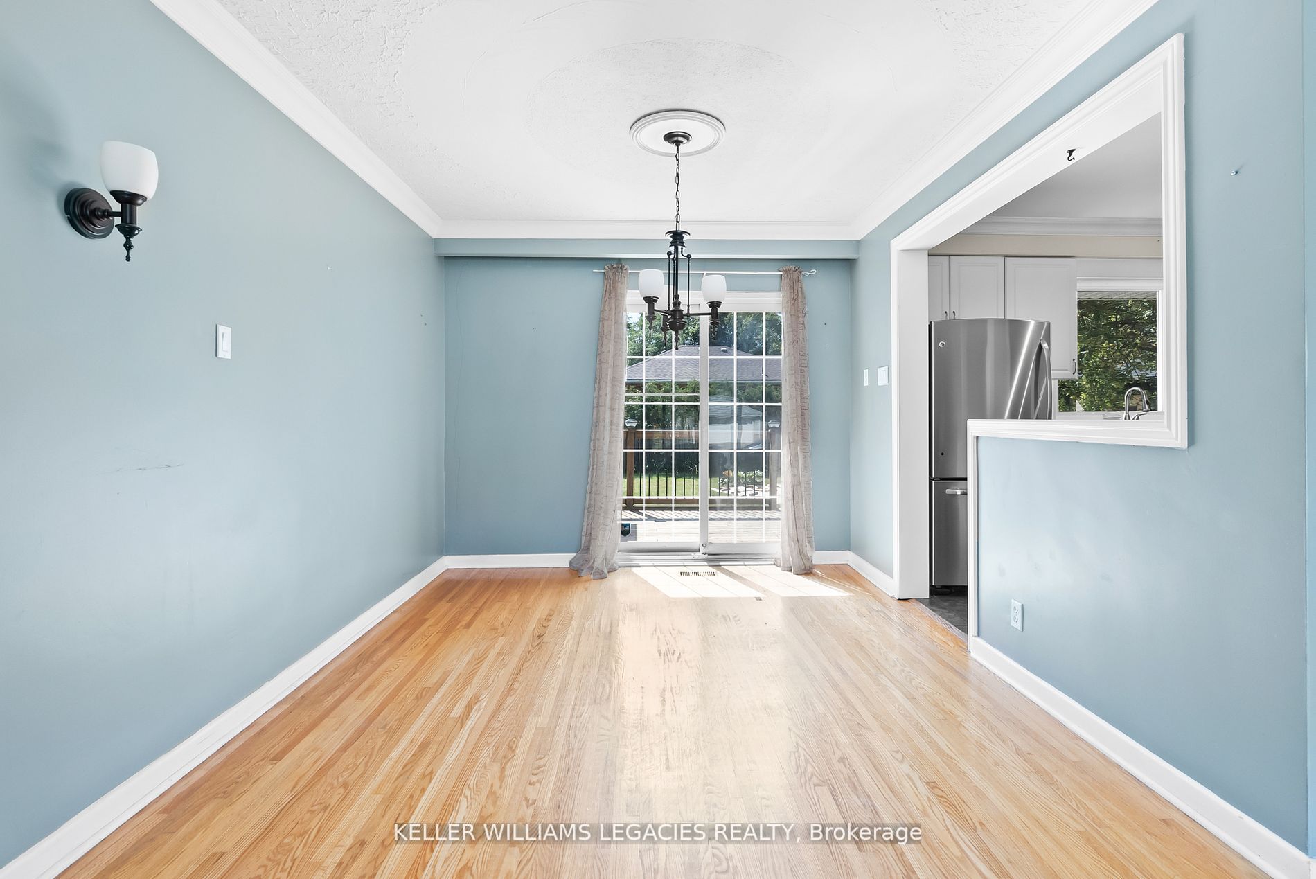 576 Stephens Crescent Main Fl