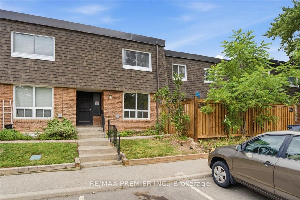 Photo of 485 Timber Lane, Burlington, ON L7L 4B1 (MLS # W13715952)
