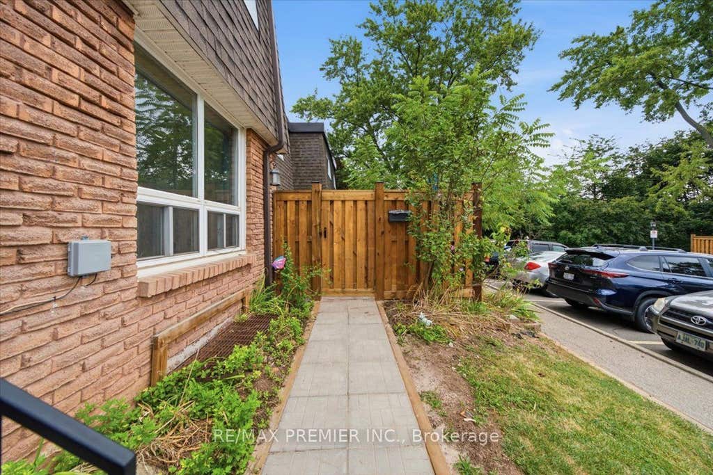 Photo of 485 Timber Lane, Burlington, ON L7L 4B1 (MLS # W13715952)